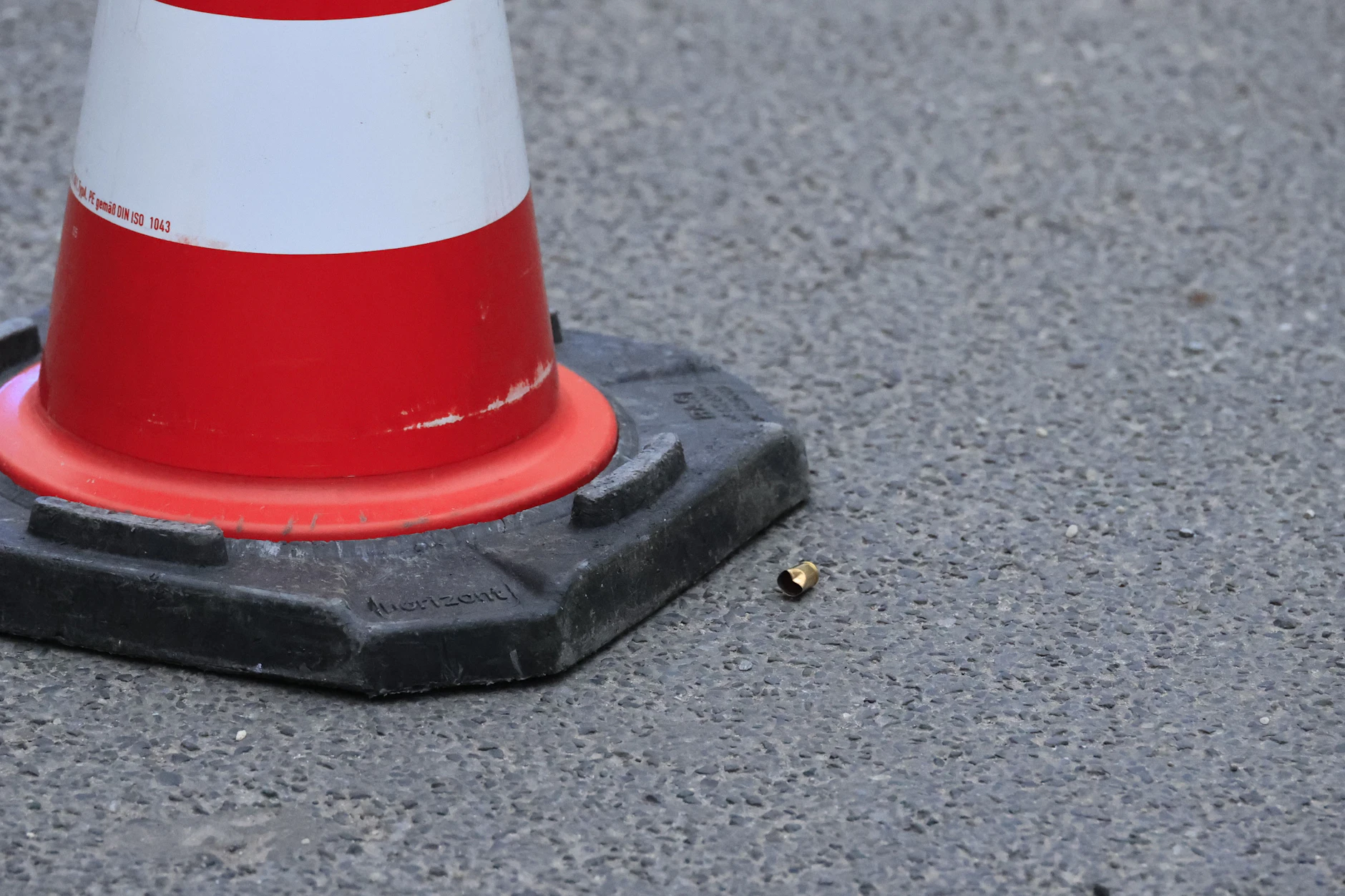 Diese Patronenhülse wurde von der Polizei am Tatort markiert und gesichert. 