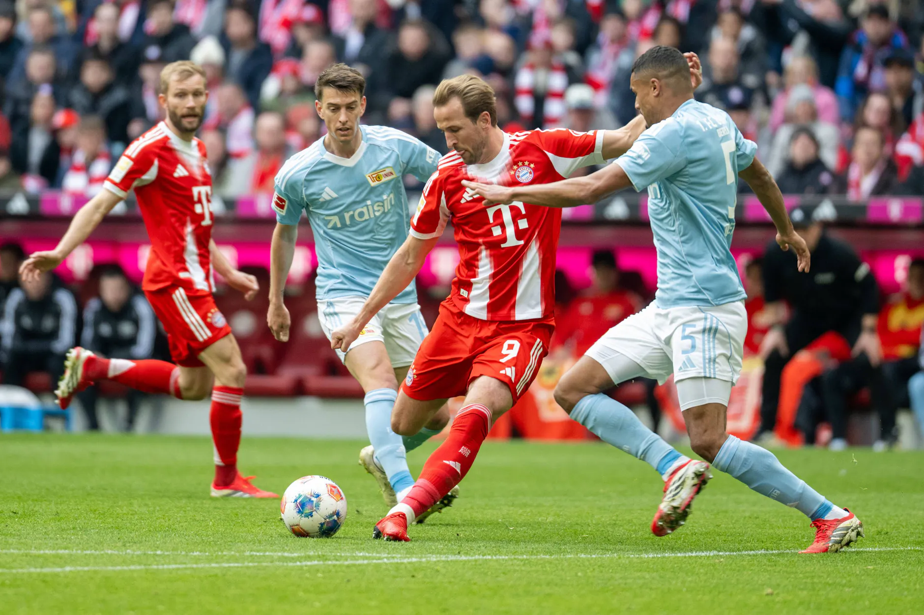 Harry Kane (beim Schuss) und der FC Bayern München ließen dem 1. FC Union Berlin in der Allianz Arena keine Chance.