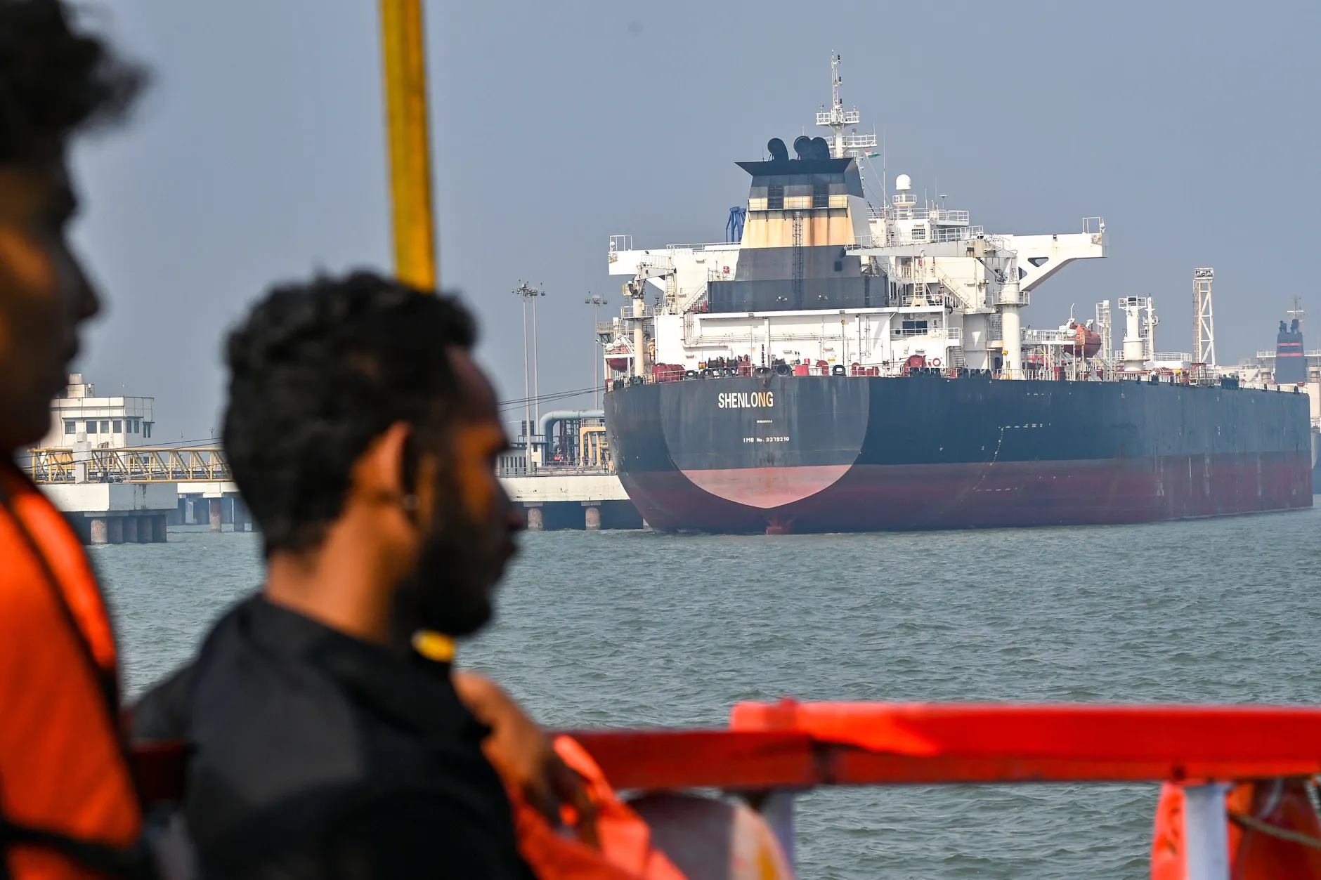 Ein Öltanker hat im Hafen von Mumbai angelegt, nachdem er die gefährliche Straße von Hormus durchquert hatte.