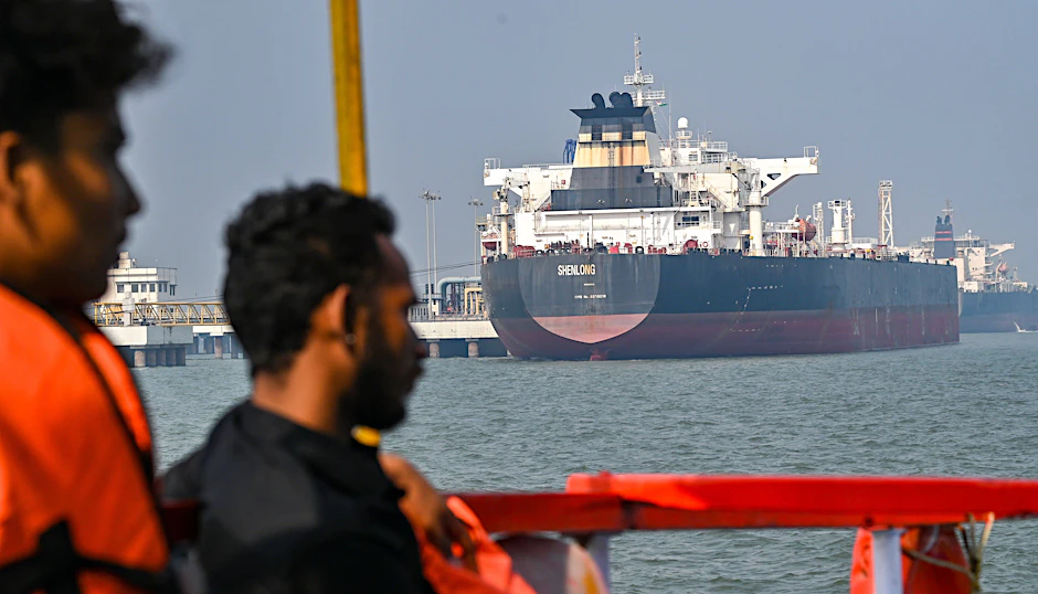 Ein Öltanker hat im Hafen von Mumbai angelegt, nachdem er die gefährliche Straße von Hormus durchquert hatte.