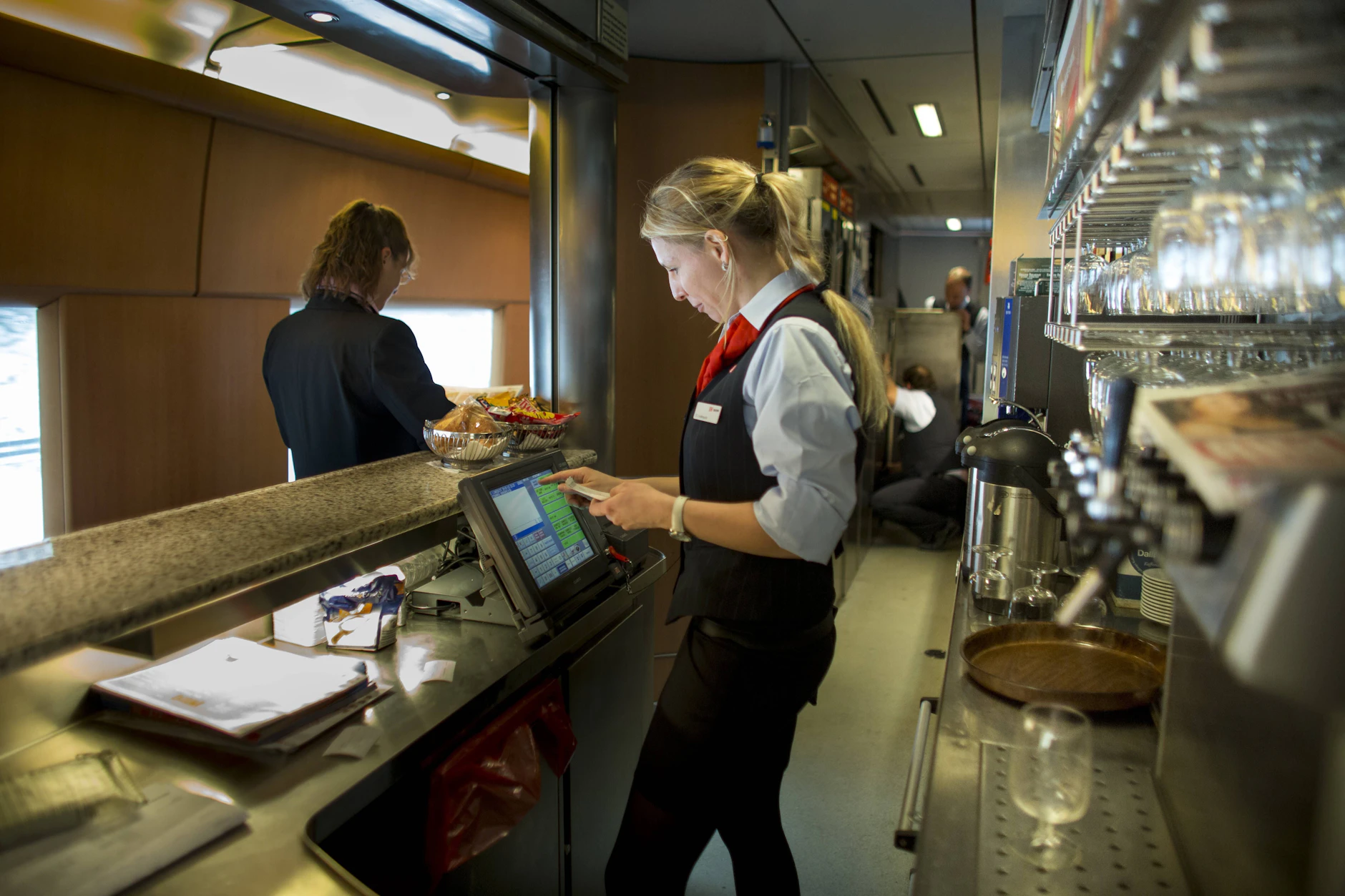 Gehört bei jeder guten Bahnreise mit dazu: das Bordbistro – inklusive Currywurst-Geruch.