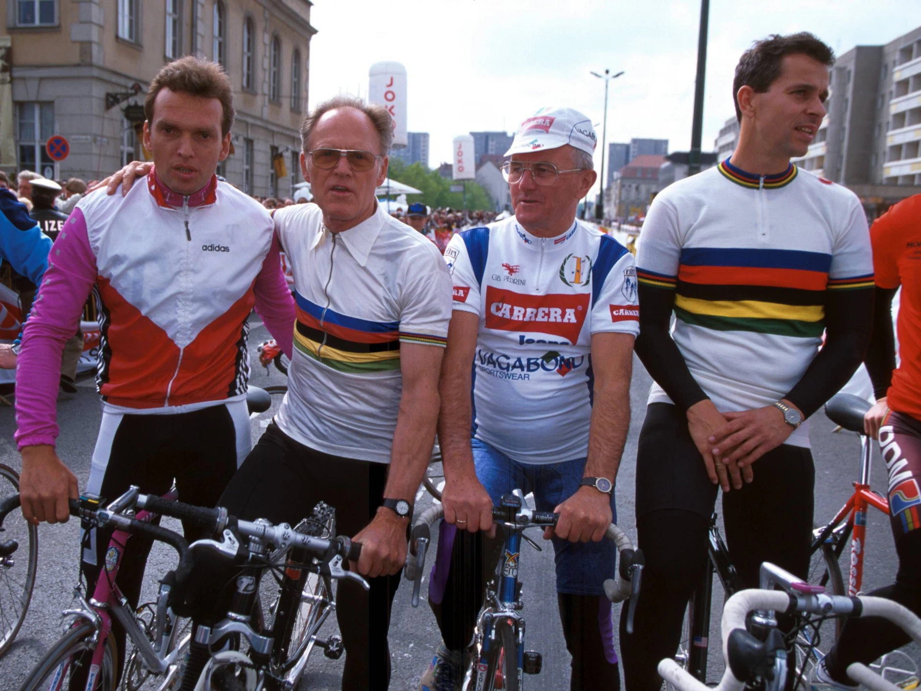 Vier Radsport-Legenden der DDR (v.l.): Olaf Ludwig, Täve Schur, Rolf Töpfer und Uwe Raab. Hier gehen Sie an den Ehrenstart der Internationalen Friedensfahrt 1997.