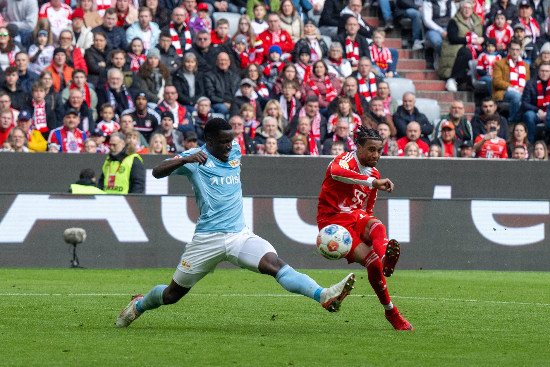Union-Verteidiger Stanley Nsoki komtm gegen Bayern-Star Michael Olise nicht in den Zweikampf. Der Franzose trifft zum 1:0 für den FC Bayern. 