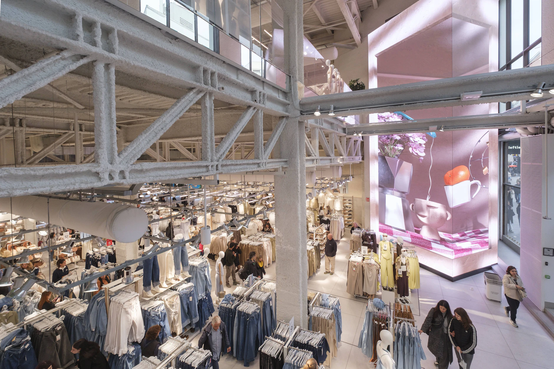 Eine Lefties-Filiale in Madrid: Die Modekette erobert jetzt Deutschland.