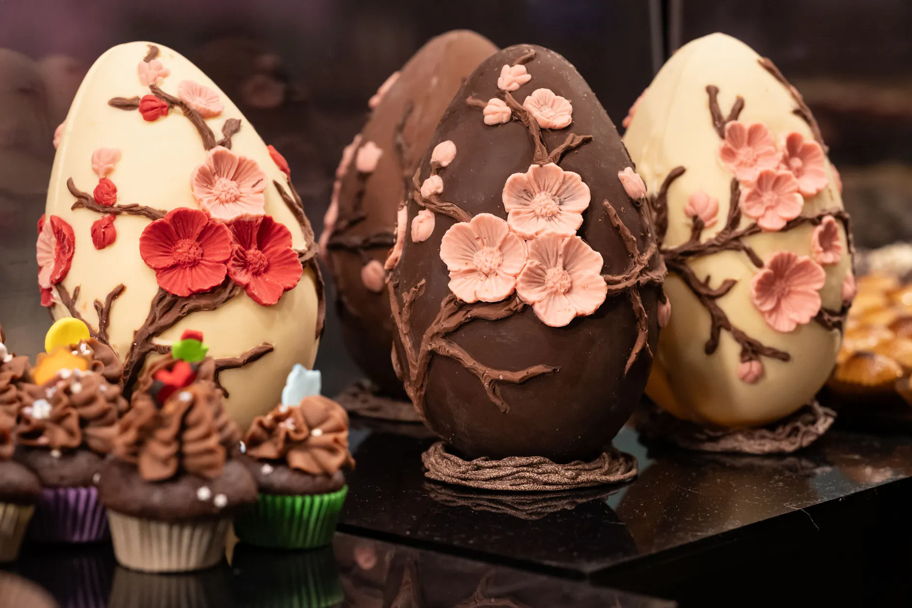 Kunstvoll verzierte Ostereier auf dem Berlin Chocolate Festival