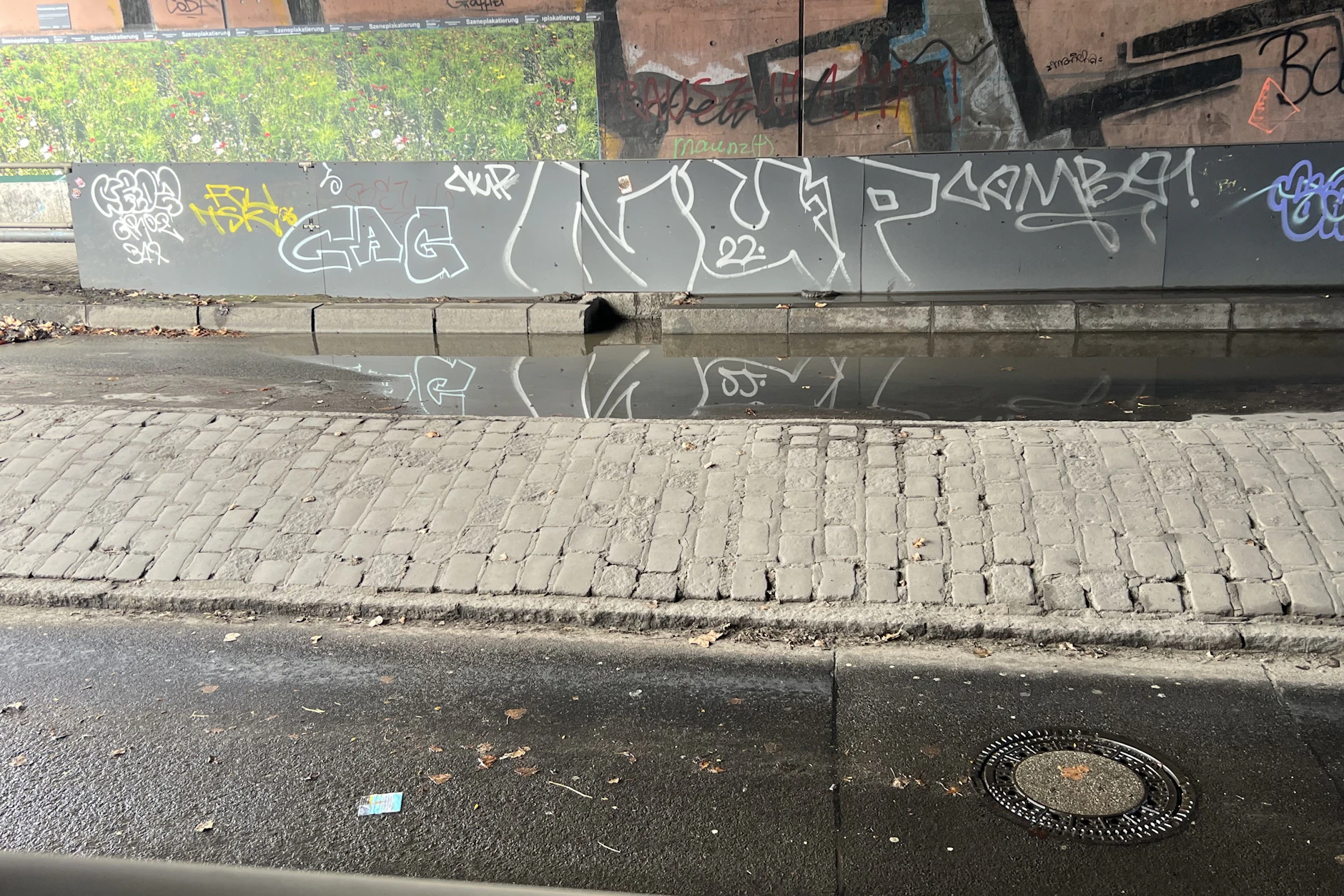 Wasser auf der Gegenspur (oben) erlaubt keinen Verkehr Richtung Rummelsburger Bucht.