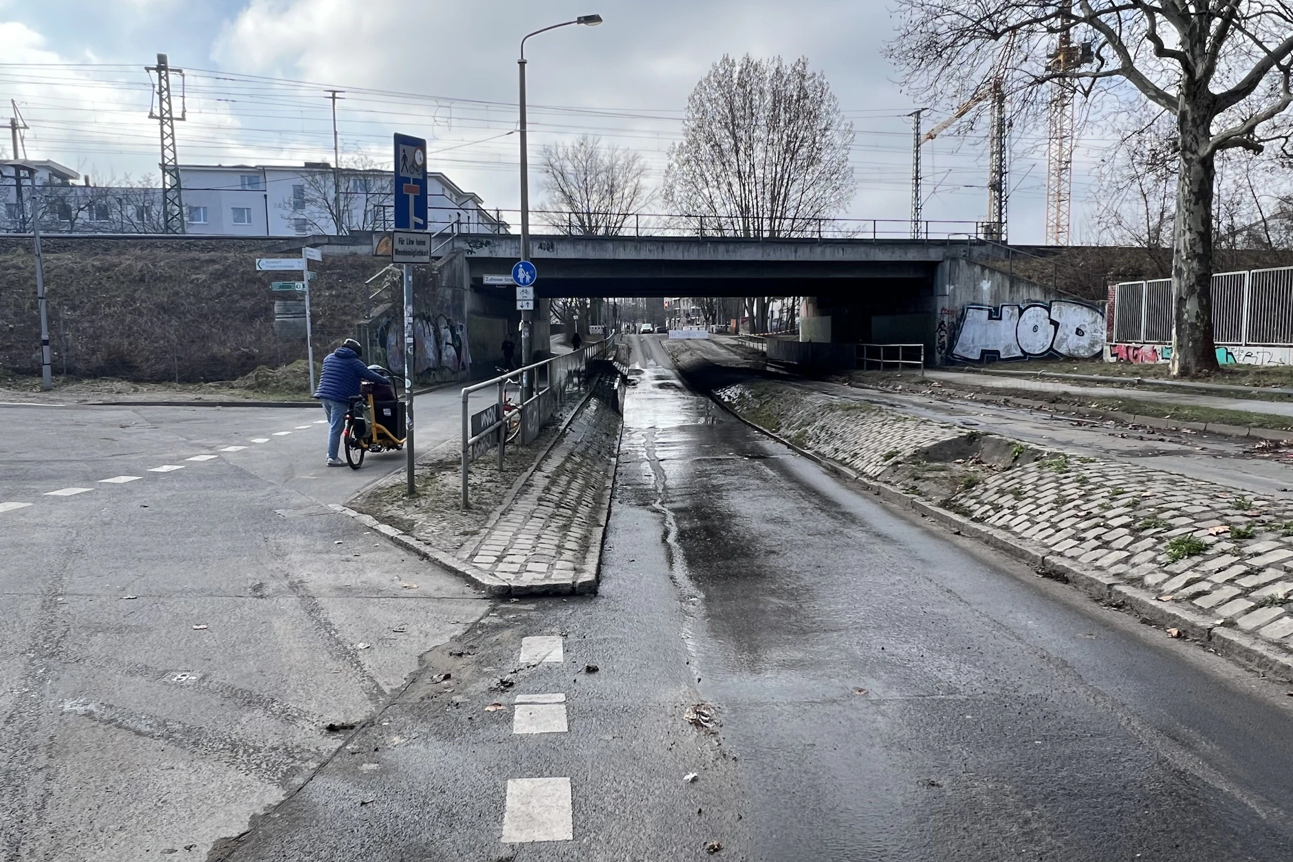 Die unterspülte Schlichtallee ist in Richtung Lückstraße trotz Wasserrohrbruchs für den motorisierten Verkehr passierbar.