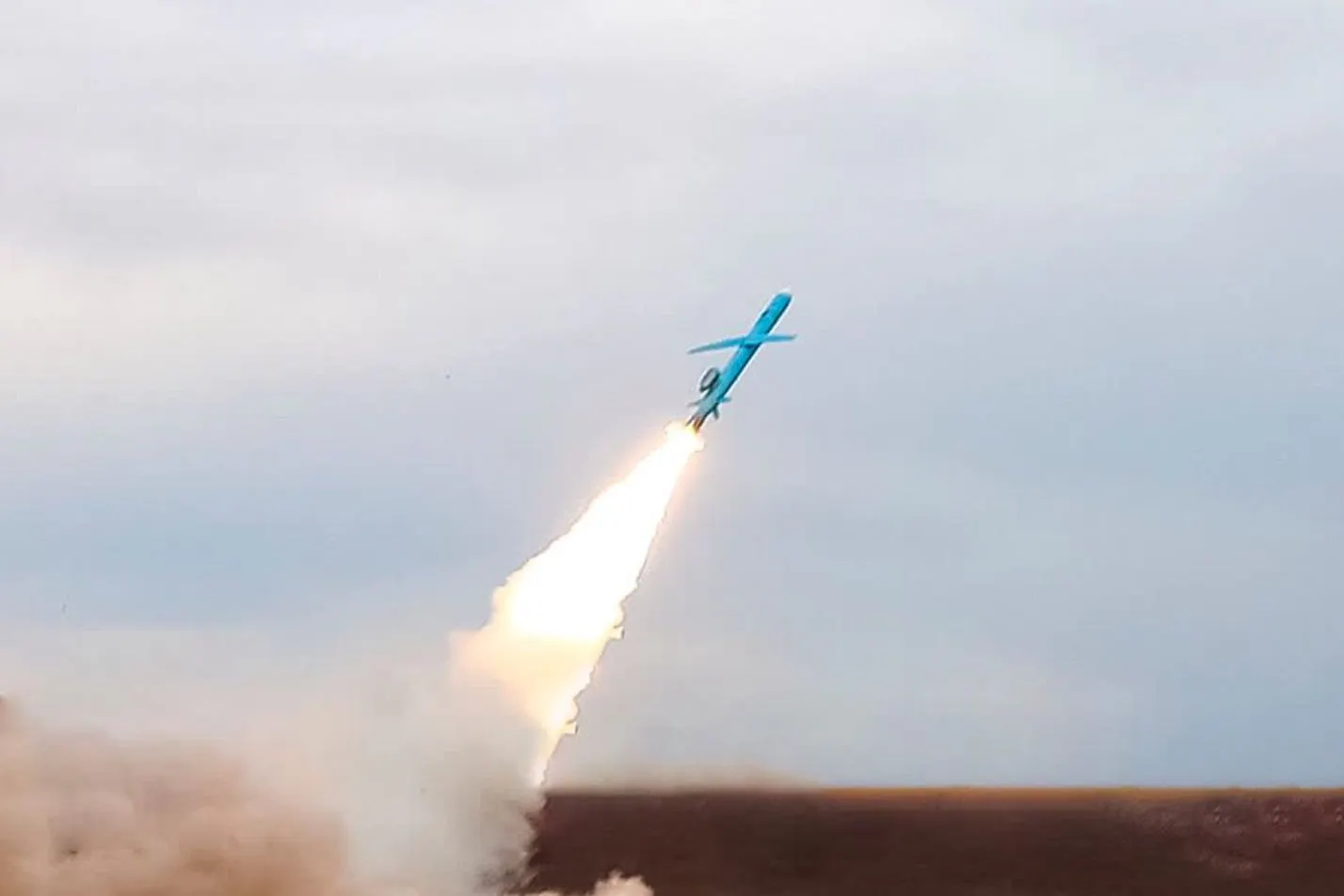 Ein Archivbild der Revolutionsgarden zeigt den Start von Raketen- und Drohneneinheiten bei einer Militärübung im Persischen Golf.