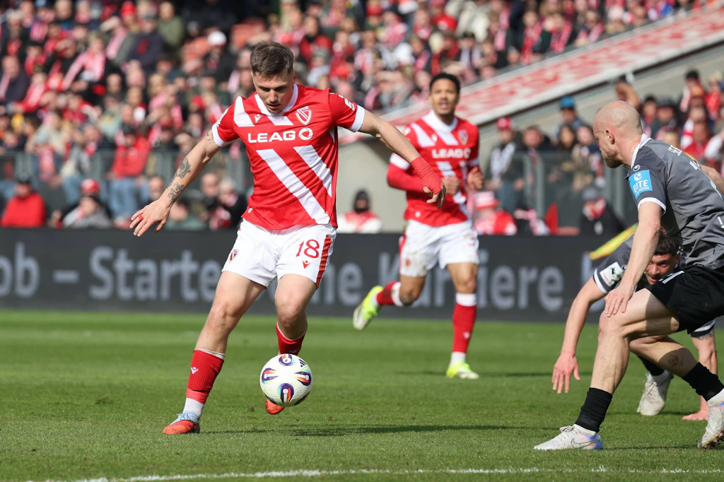 Cottbus gegen Ulm: Erik Engelhardt (am Ball)&nbsp; rettete mit seinem späten Tor (77.) den Punkt für die Gastgeber.