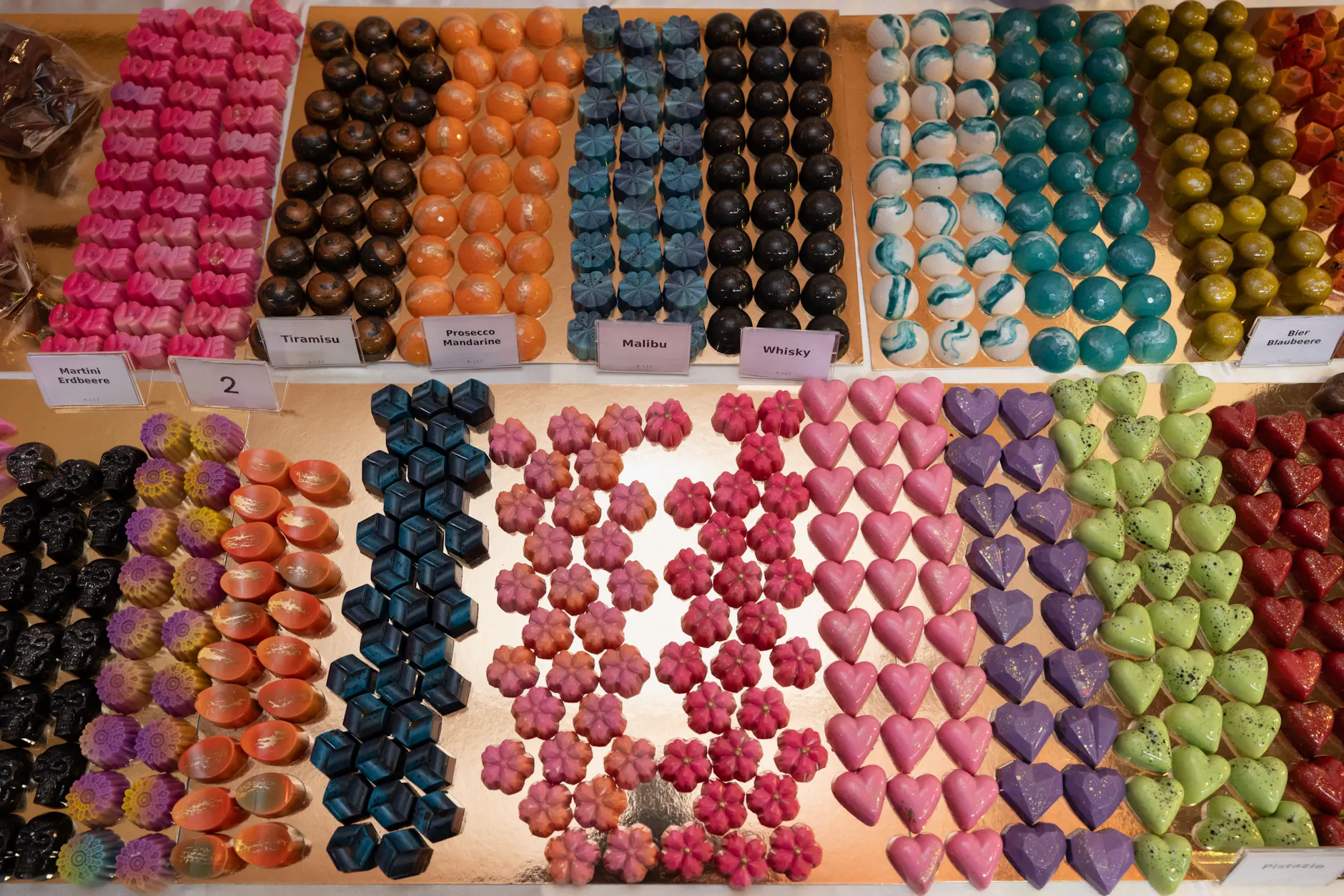 Pralinen in bunter Auslage: Die Preise für Schokolade sind stark gestiegen.