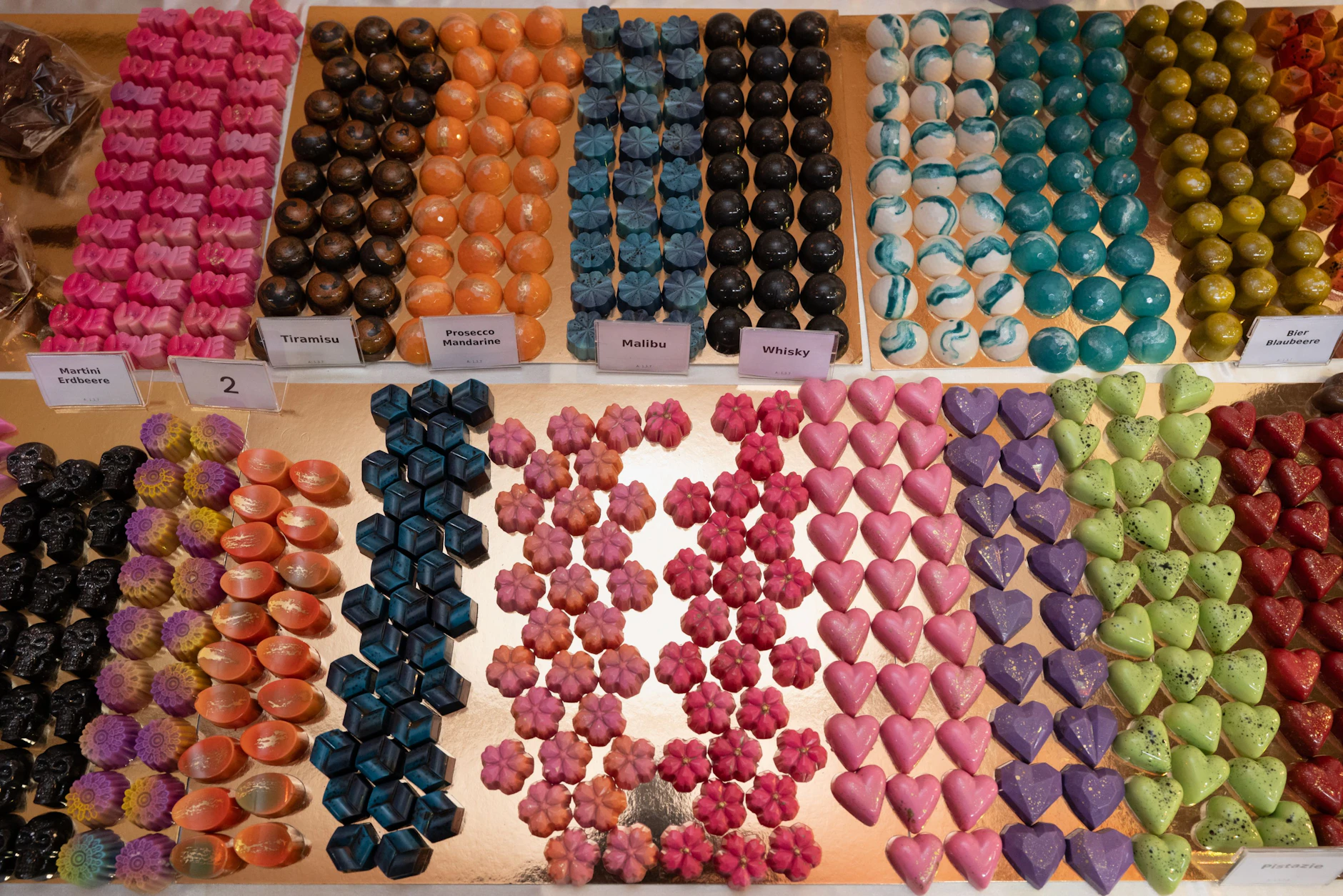 Pralinen in bunter Auslage: Die Preise für Schokolade sind stark gestiegen.