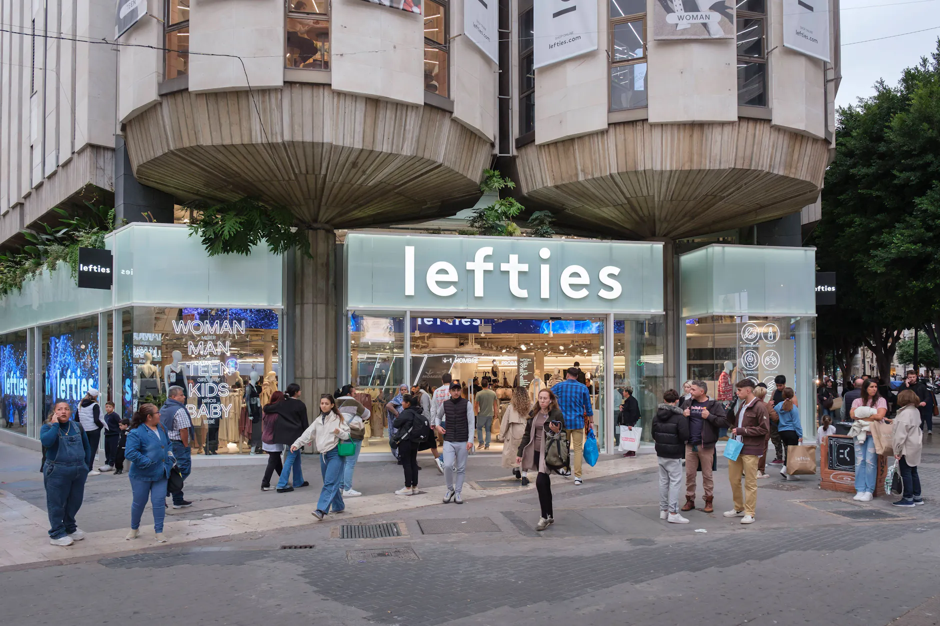 Lefties verkauft nicht mehr ganz so aktuelle Mode von Zara und anderen Marken.