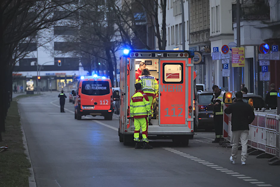 Ein Rettungswagen brachte den angeschossenen Mann schwerverletzt in eine Klinik.