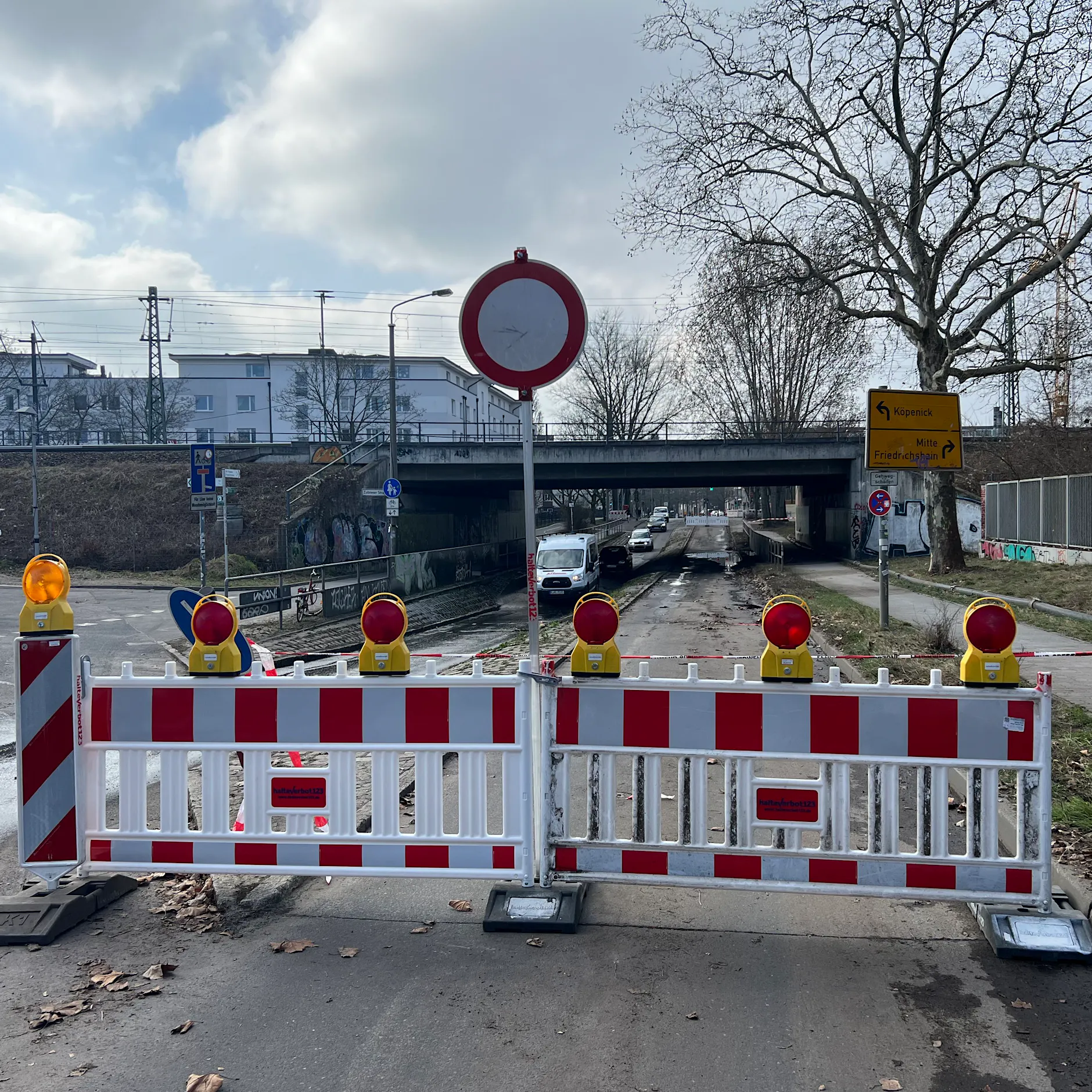 Wasserrohrbruch! Diese wichtige Verbindung ist in eine Richtung gesperrt