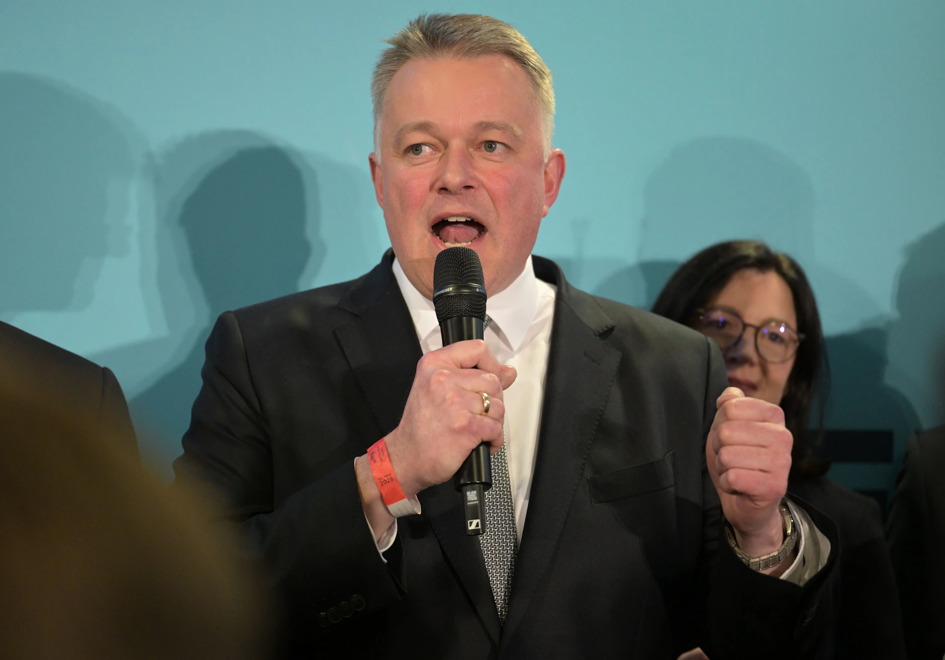 Gordon Schnieder, CDU-Spitzenkandidat für die Landtagswahl in Rheinland-Pfalz, spricht neben seiner Ehefrau Diane auf der Bühne der CDU-Wahlparty.