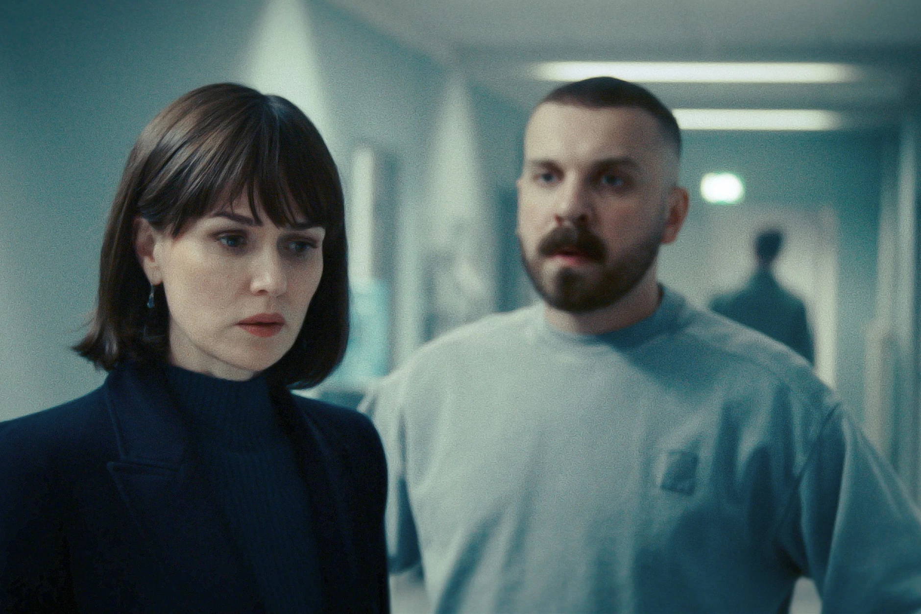 Maryam Azadi (Melika Foroutan) und Hamza Kulina (Edin Hasanovic) ermitteln in einem Hochhausbrand.