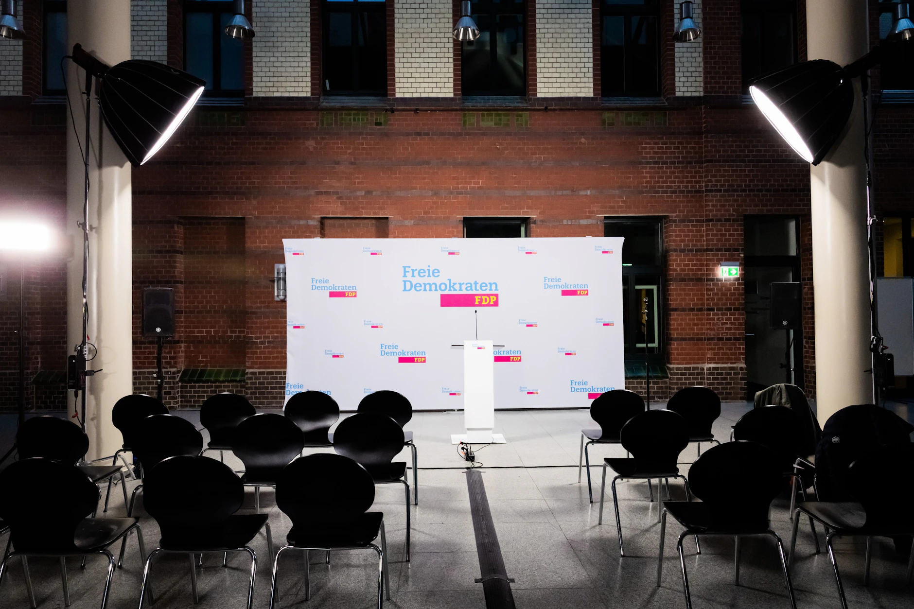 Leere Stuhlreihen: Das Rednerpult in der Bundesgeschäftsstelle der FDP vor den ersten Hochrechnungen zur Landtagswahl in Rheinland-Pfalz.