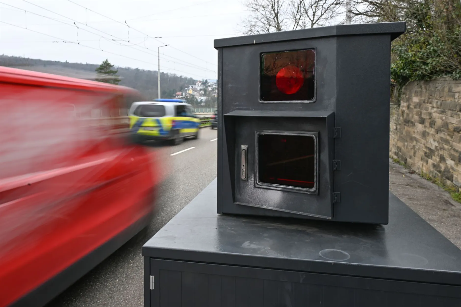 Raser auf Autobahn geblitzt – aber Beifahrerin soll Bußgeld zahlen
