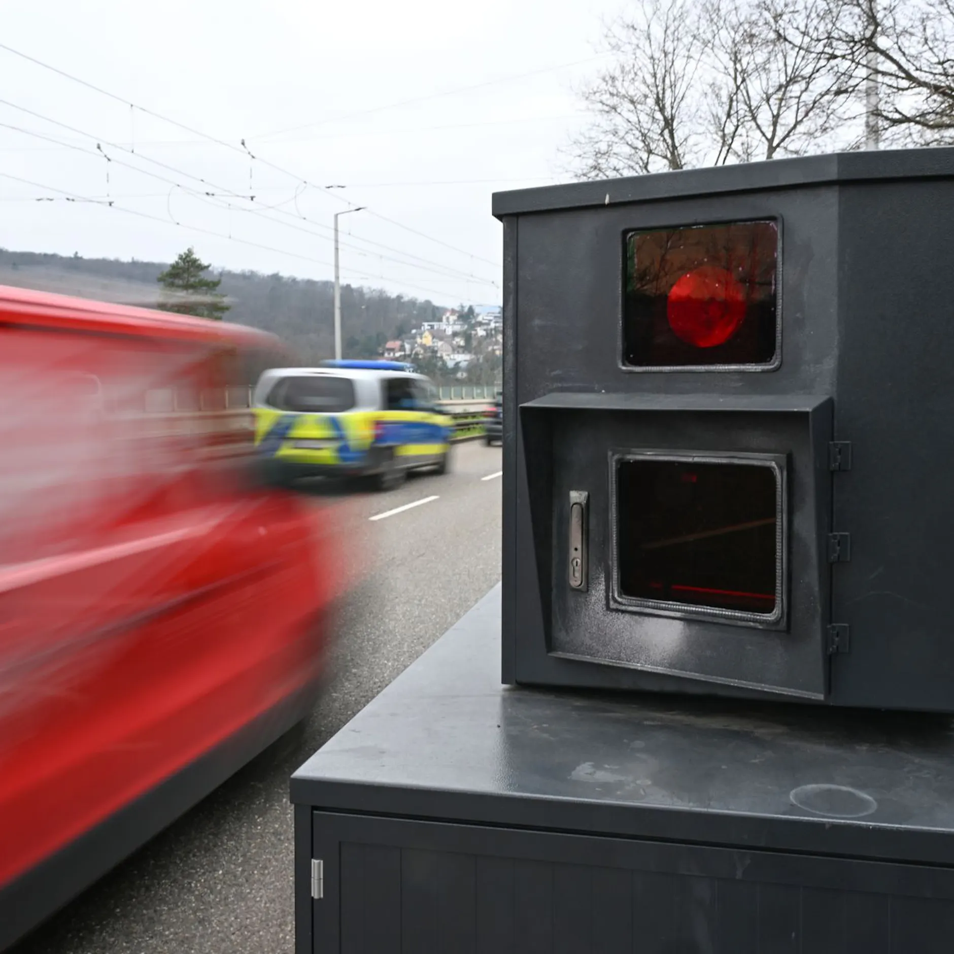 Raser auf Autobahn geblitzt – aber Beifahrerin soll Bußgeld zahlen