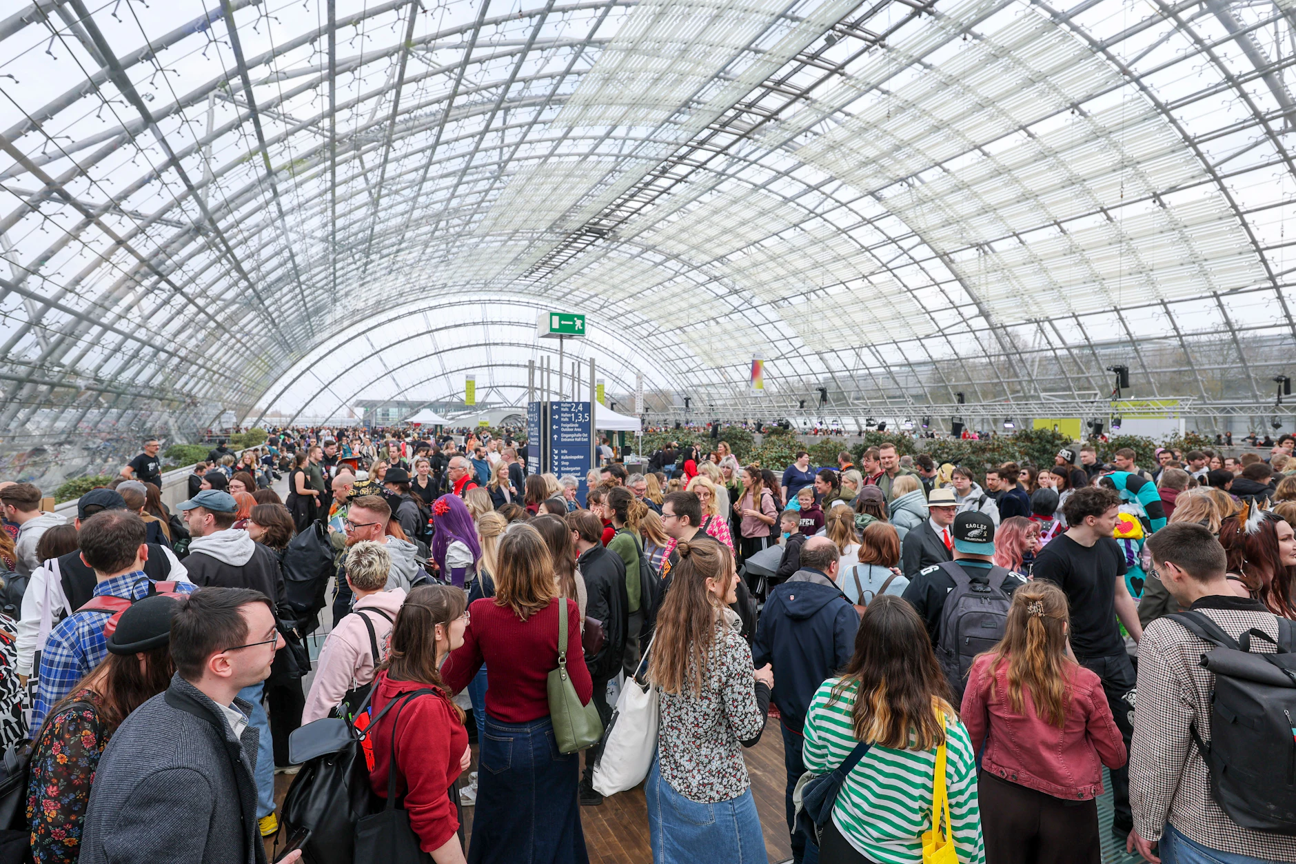 Gewimmel in der Glashalle der Leipziger Buchmesse. Am Sonntag wurde ein deutlicher Besucherrekord gemeldet.