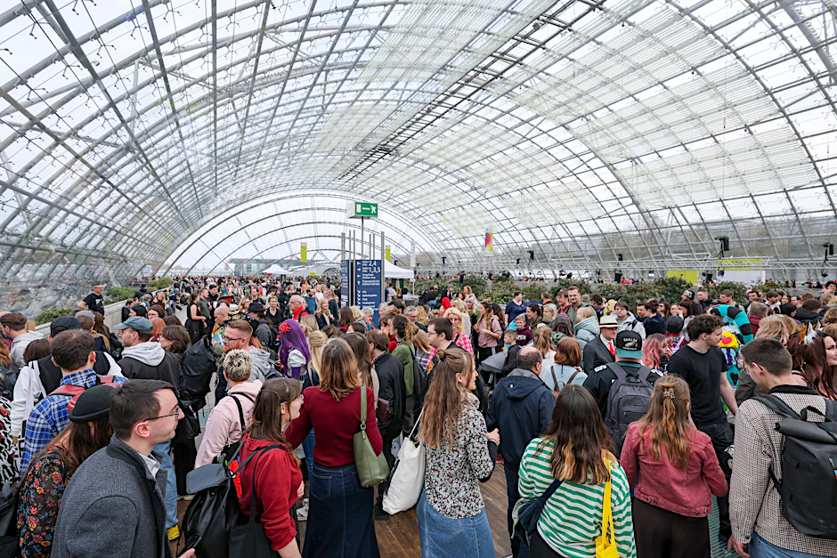 Gewimmel in der Glashalle der Leipziger Buchmesse. Am Sonntag wurde ein deutlicher Besucherrekord gemeldet.