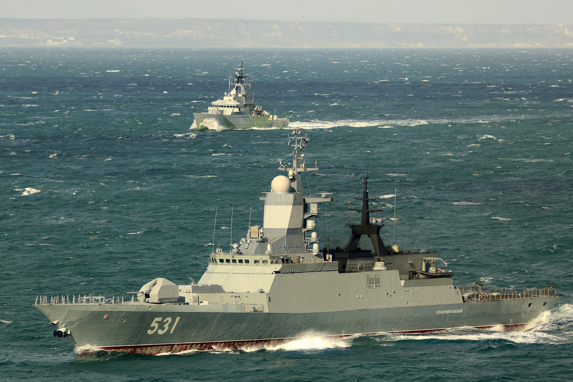 Britisches Patrouillenschiff HMS Mersey beobachtet russische Fregatte im Ärmelkanal. Die Fregatte begleitete die Anatoly Kolodkin.