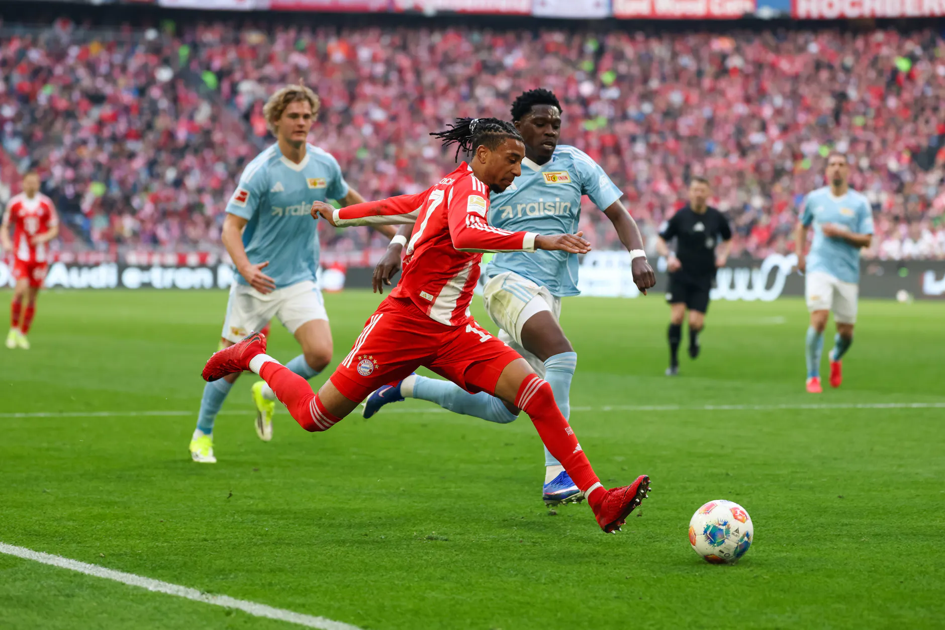 Mit Michael Olise (vorne) und den FC Bayern München konnten Derrick Köhn (r.) und der 1. FC Union Berlin nicht mithalten.
