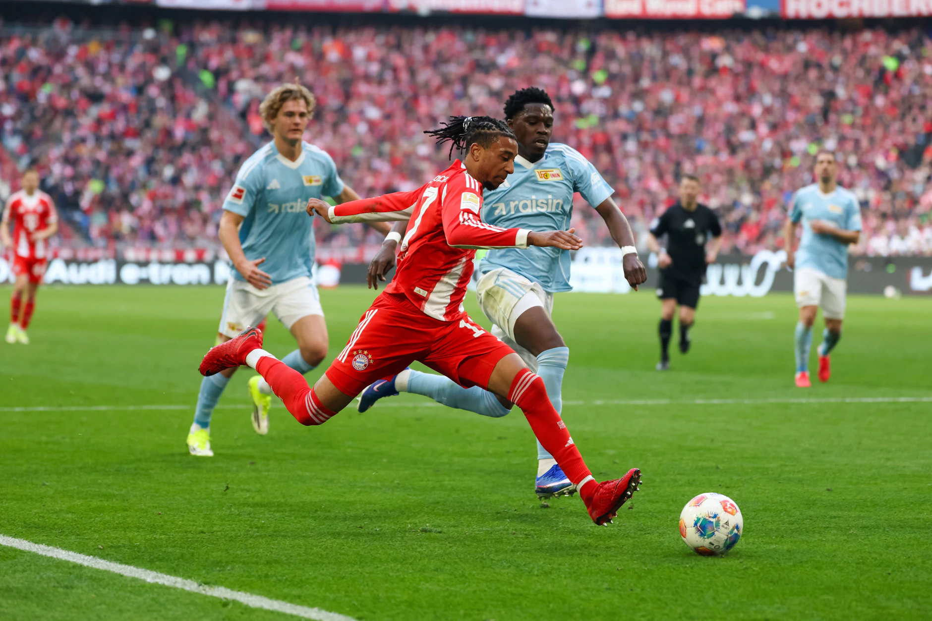 Mit Michael Olise (vorne) und den FC Bayern München konnten Derrick Köhn (r.) und der 1. FC Union Berlin nicht mithalten.