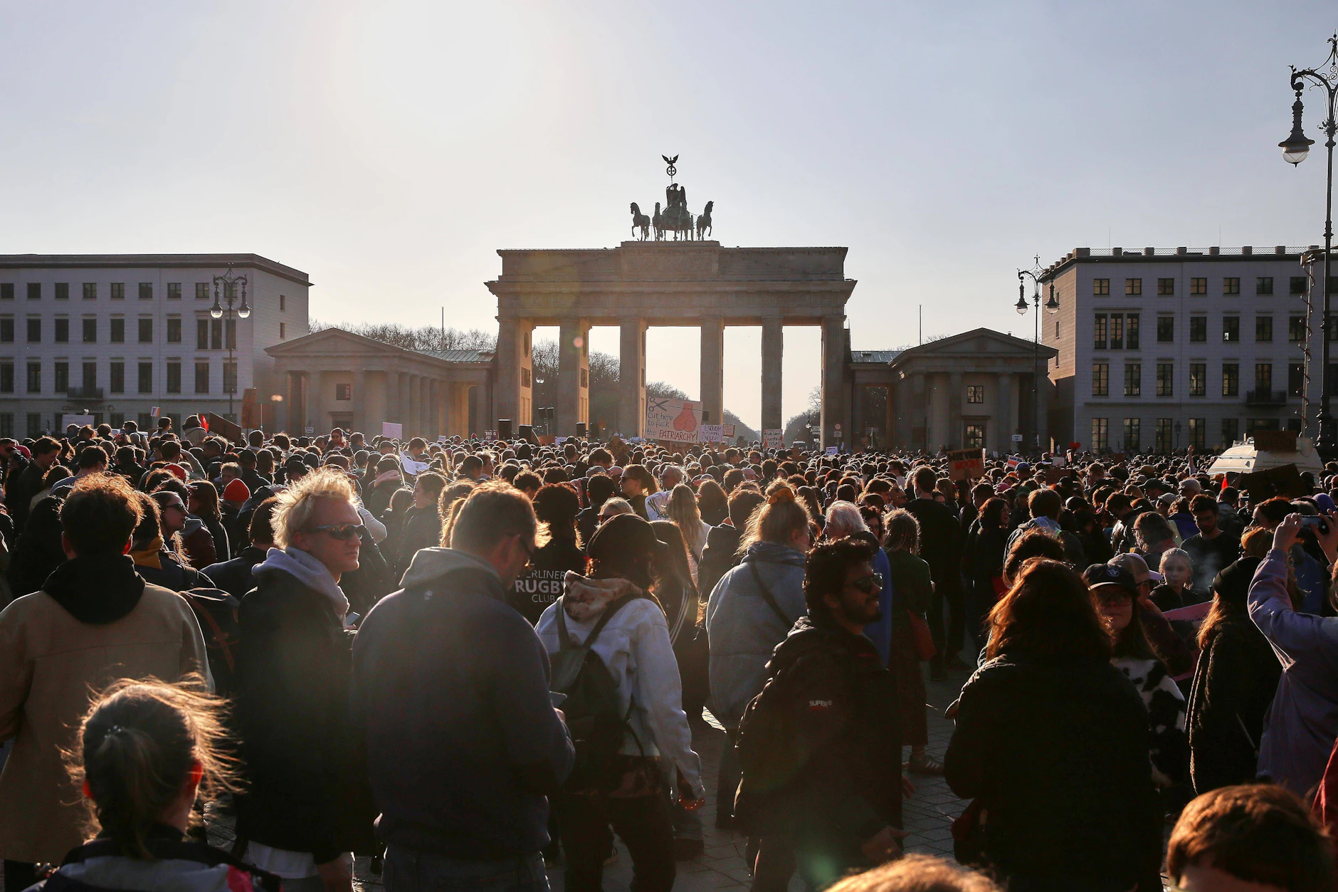 Auf dem Pariser Platz am Brandenburger Tor kamen Tausende Demonstranten, um Solidarität zu zeigen.