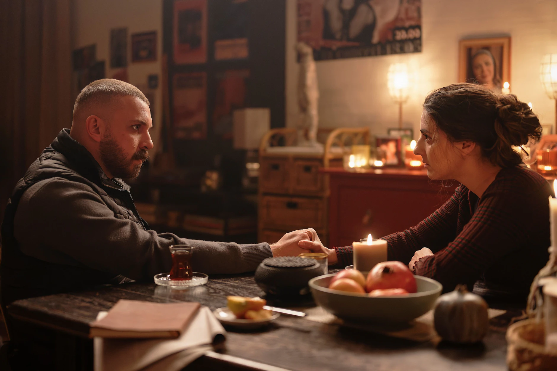 Ermittler Hamza Kulina (Edin Hasanovic) will seiner Ex-Freundin Almila Adak (Seyneb Saleh) helfen.