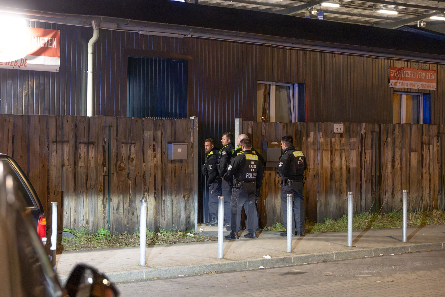 Polizisten durchsuchten ein Lagergebäude in Grünau.