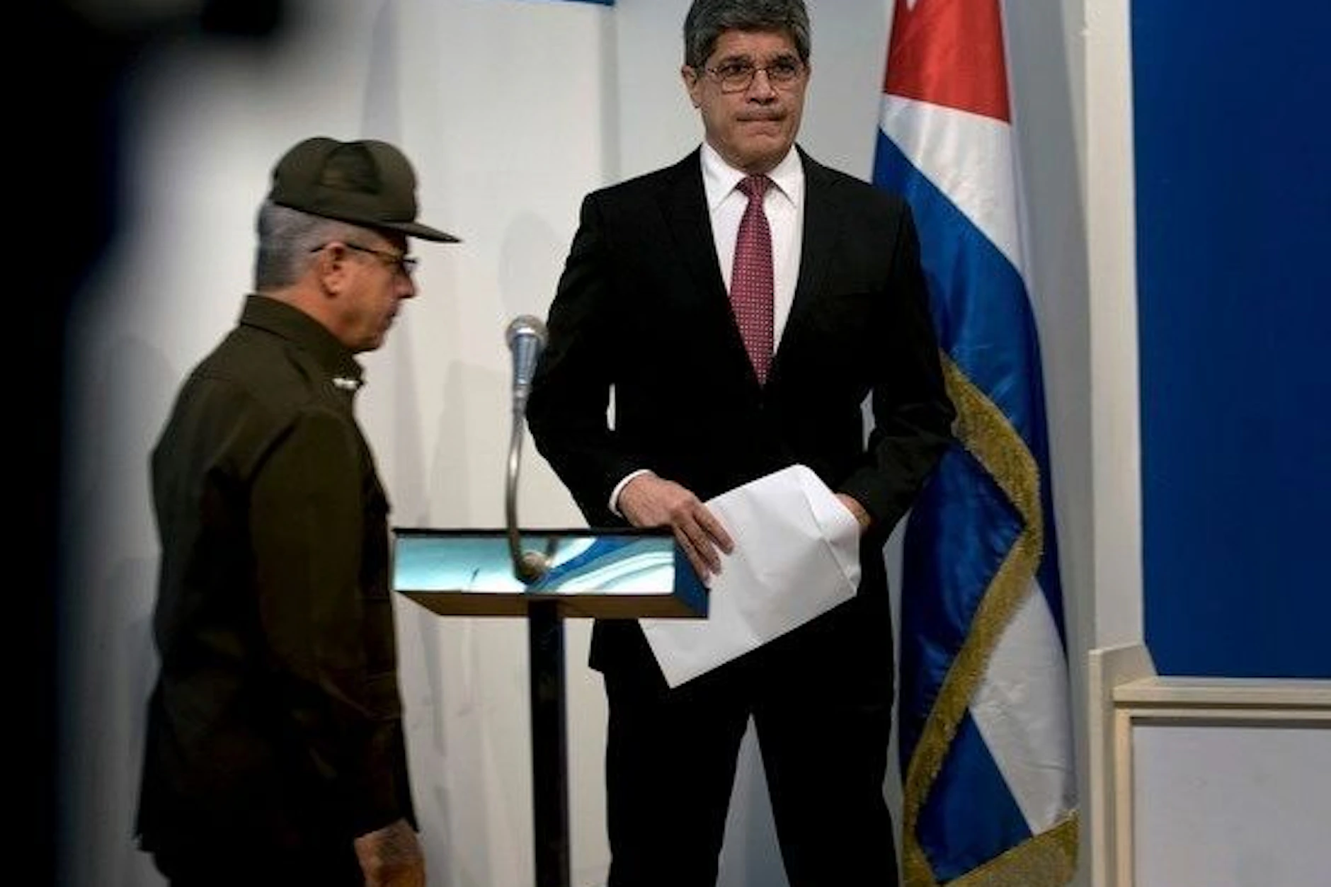 Carlos Fernandez de Cossio (r.)