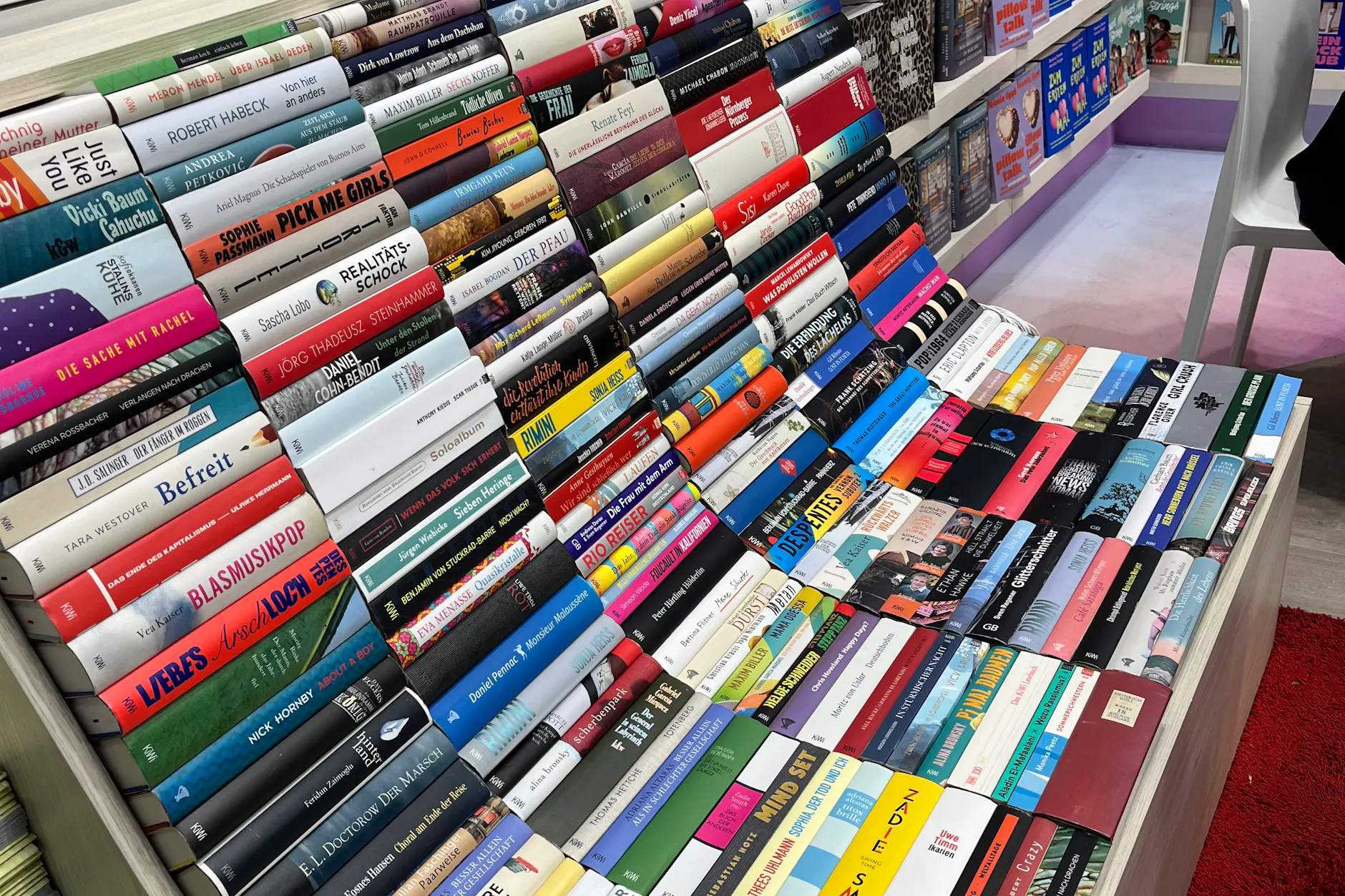 Diese Sitzbank am Stand von Kiepenheuer & Witsch besteht aus Büchern.