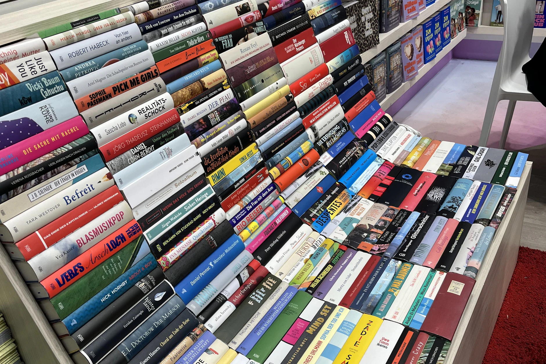 Diese Sitzbank am Stand von Kiepenheuer &amp; Witsch besteht aus Büchern.