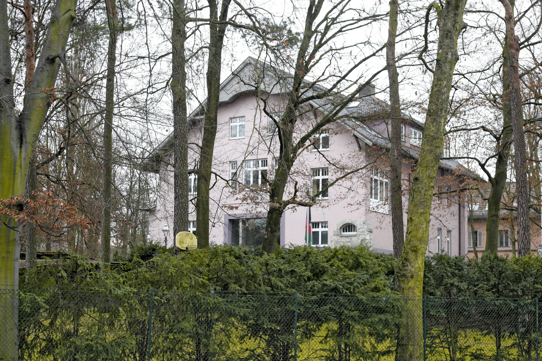 Ohne Wissen der Regierung führt ein Taliban-Vertreter die afghanische Botschaft in Grunewald.