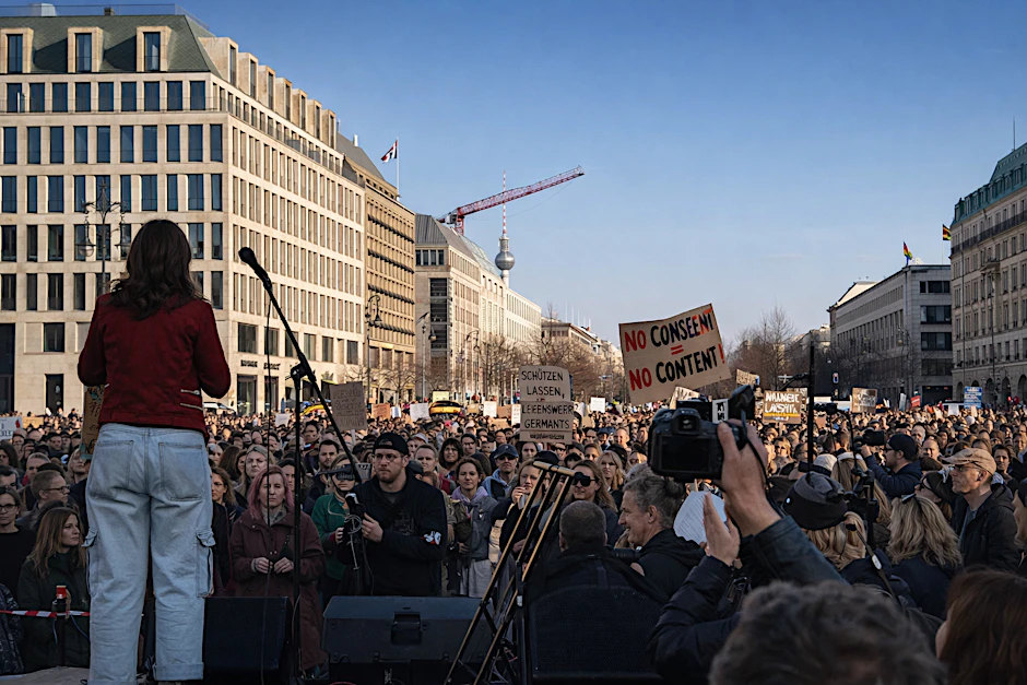 Protest vor dem Brandenburger Tor: Tausende fordern strengere Gesetze gegen sexualisierte und digitale Gewalt.
