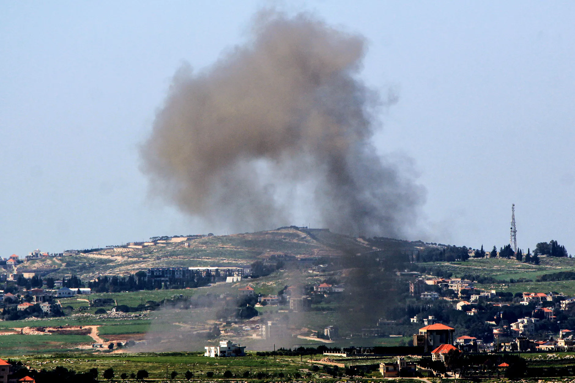 Nach einem israelischen Angriff auf das südlibanesische Dorf Arnoun steigt Rauch aus einer angeblich pro-iranischen Hisbollah-Stellung auf.
