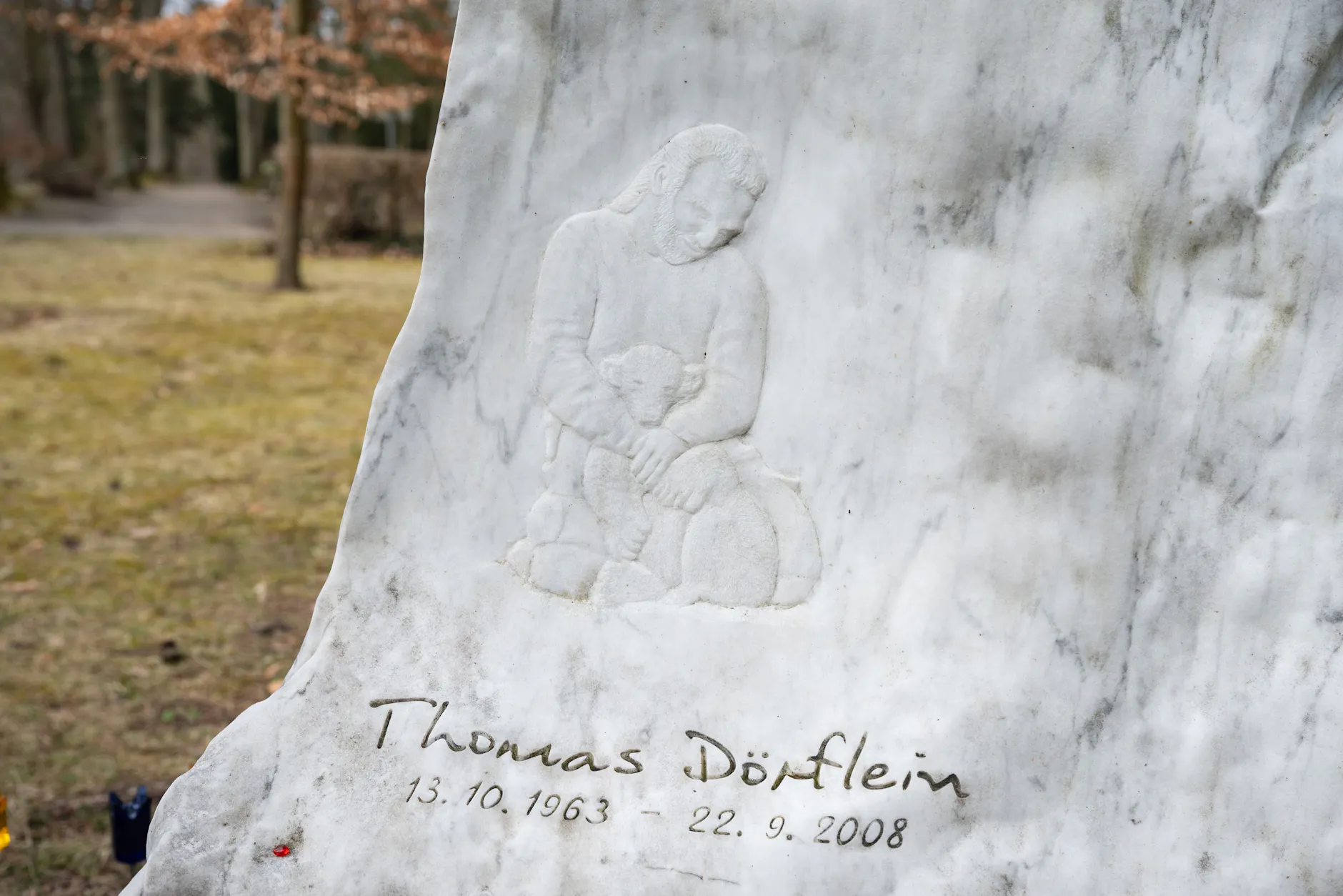 Auf dem Grabstein von Thomas Dörflein ist der Tierpfleger zusammen mit Knut in den Stein eingraviert.