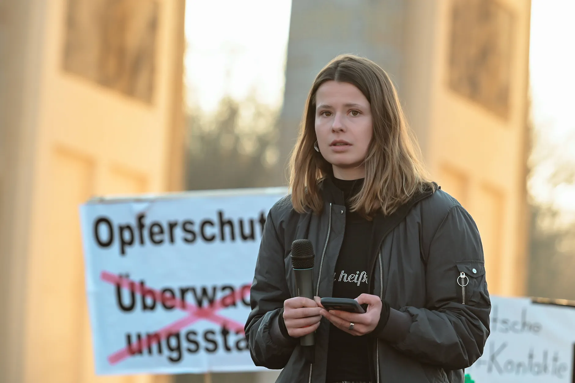 Luisa Neubauer am Sonntagnachmittag auf der Demo gegen sexualisierte digitale Gewalt.