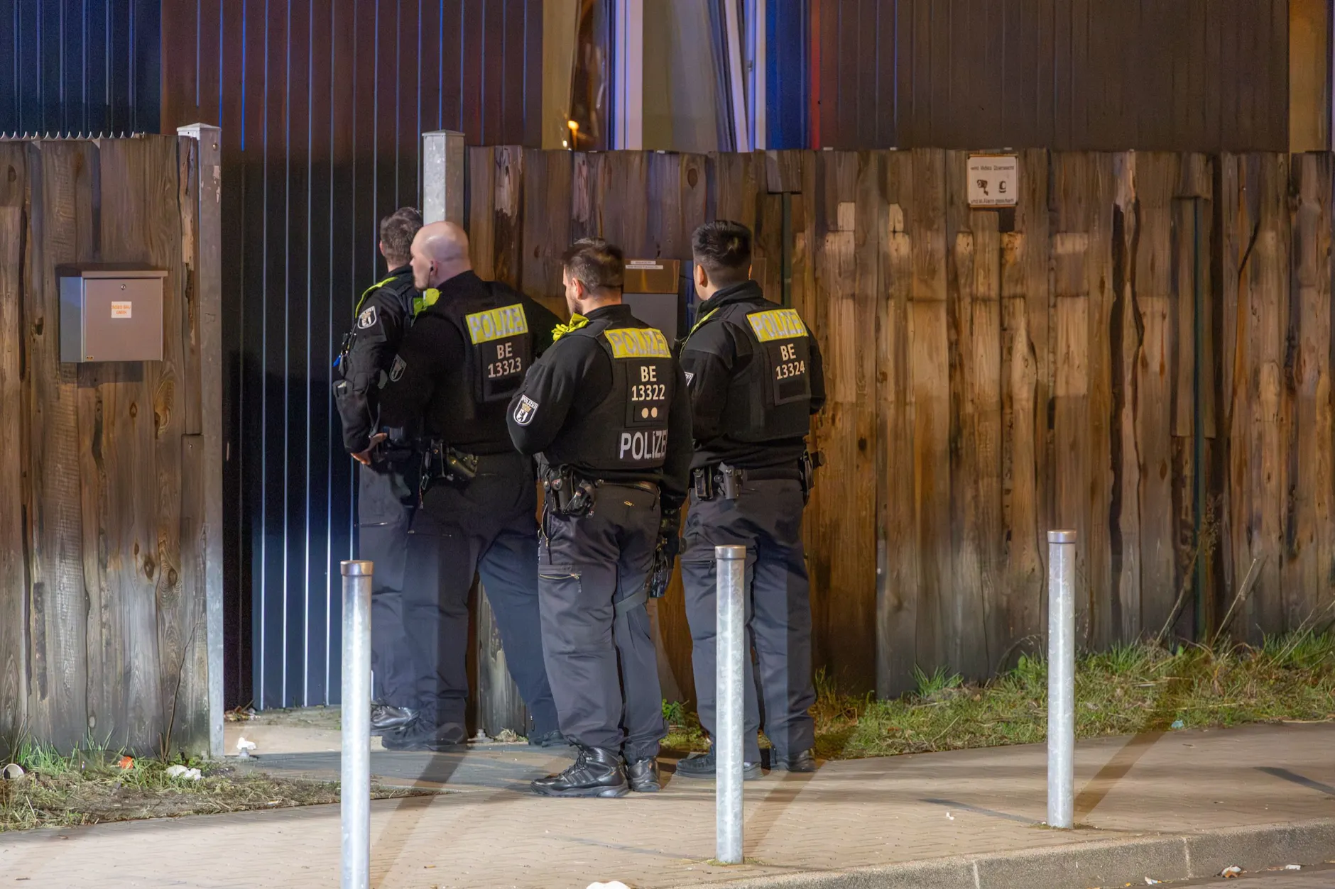 Die Beamten jagten auf dem Lagergelände einen der Angreifer.