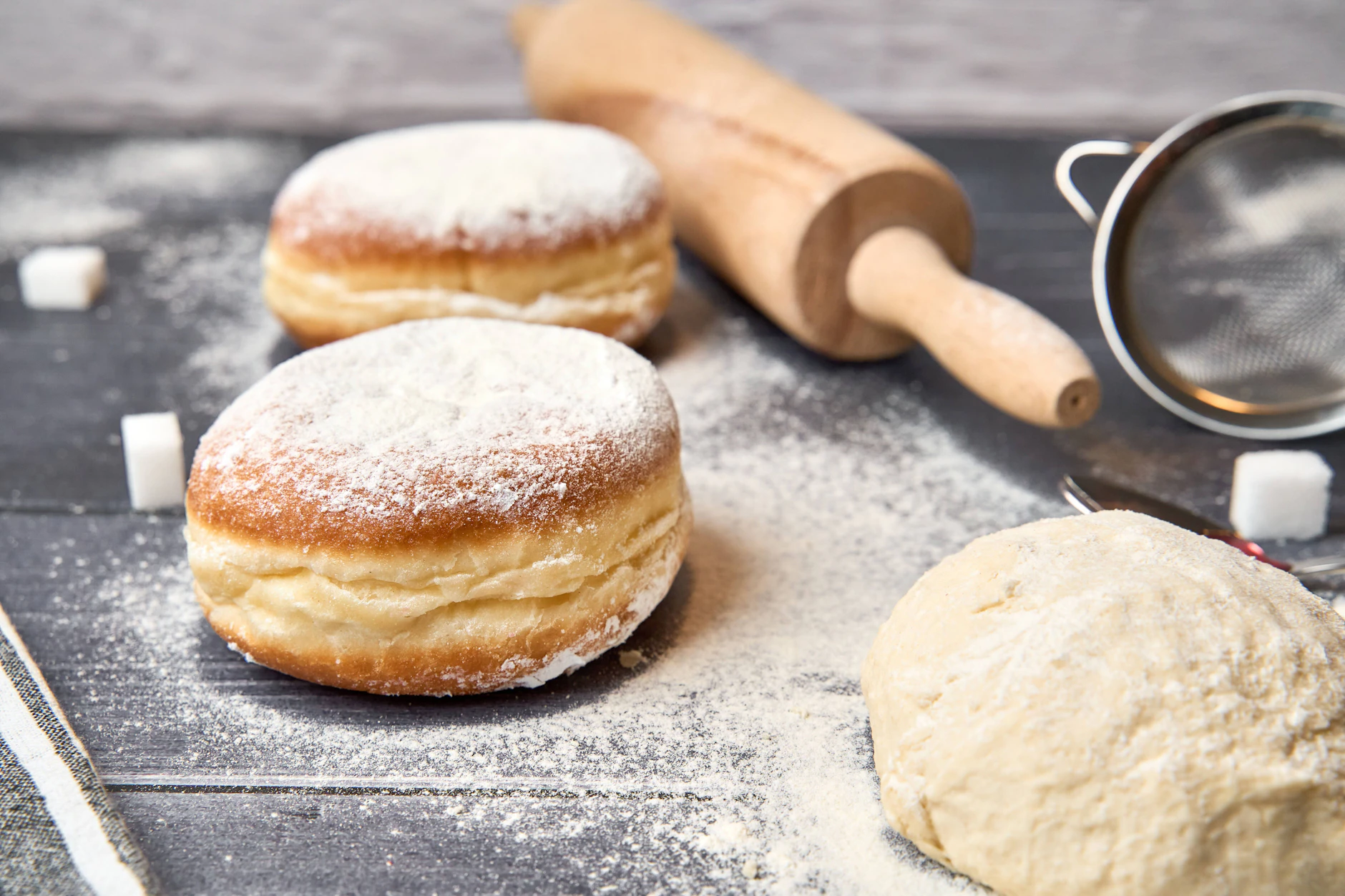 Zum Schluss wird noch Puderzucker über die fertigen Berliner Pfannkuchen gestreut.