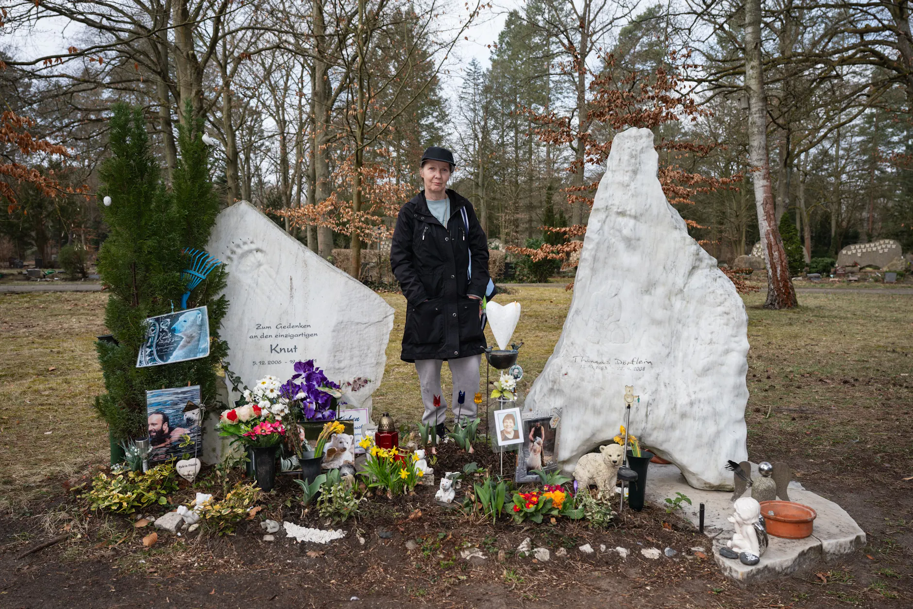 Neben Thomas Dörfleins Grabstein steht auch ein Gedenkstein an Knut. Fans wie Monika S. besuchen auch noch heute das Grab.