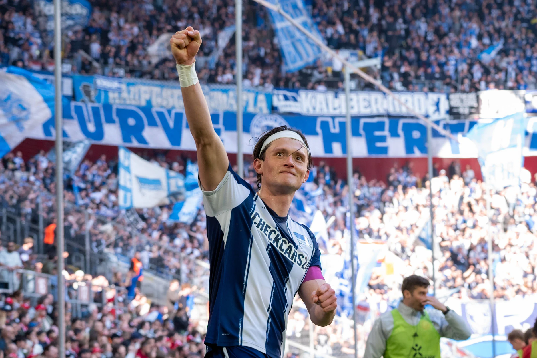 Fabian Reese führt Hertha BSC mit zwei Toren in Düsseldorf zu einem furiosen 5:2-Sieg.