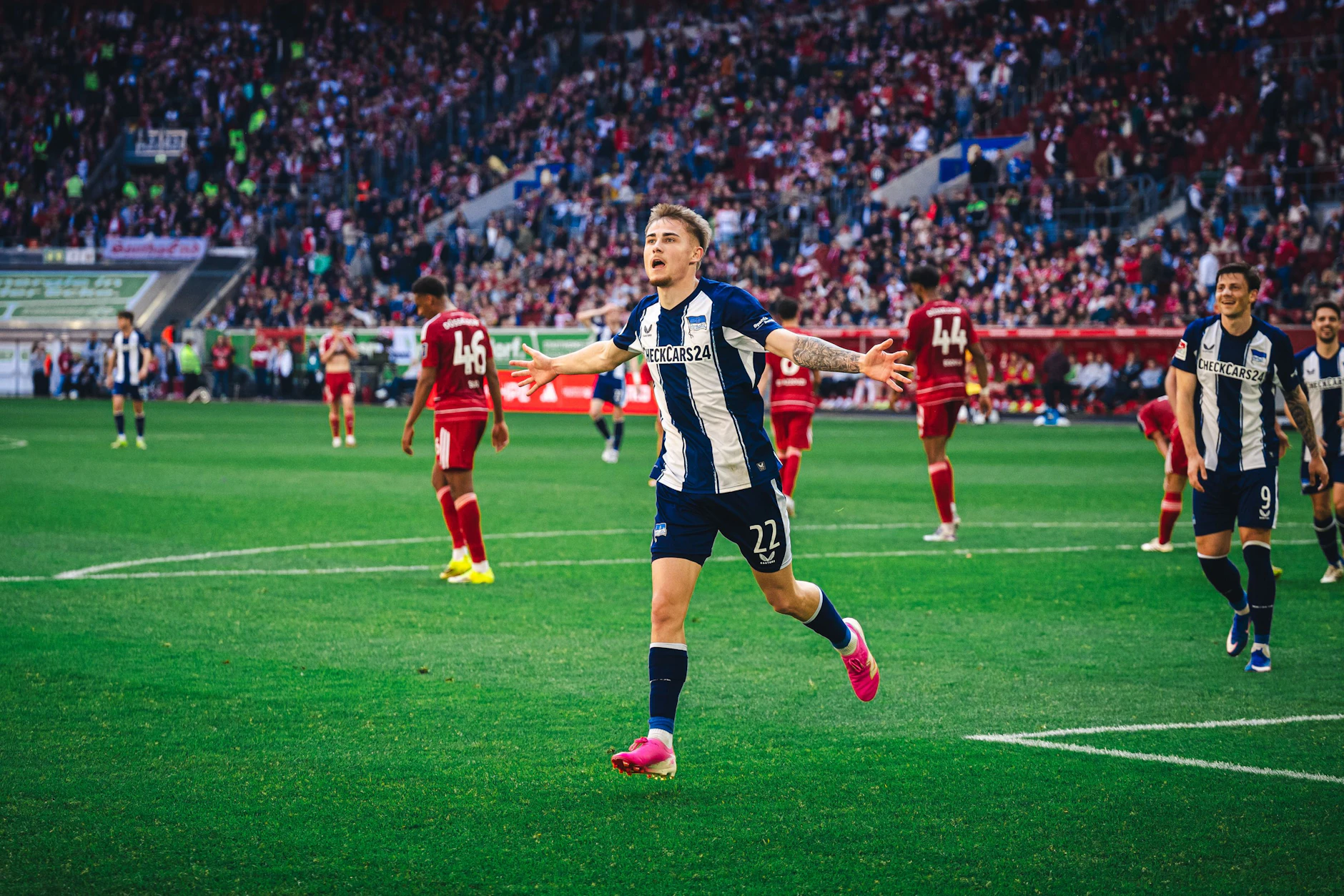 Marten Winkler lässt sich für das Traumtor zum zwischenzeitlich 4:1 von Hertha BSC bei Fortuna Düsseldorf feiern.