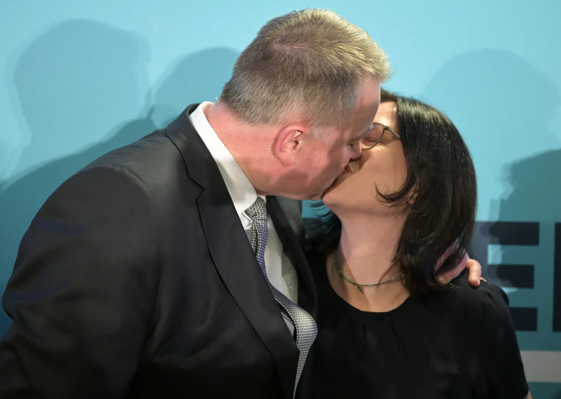 Gordon Schnieder (CDU) küsst seine Ehefrau Diane auf der Bühne der CDU-Wahlparty.