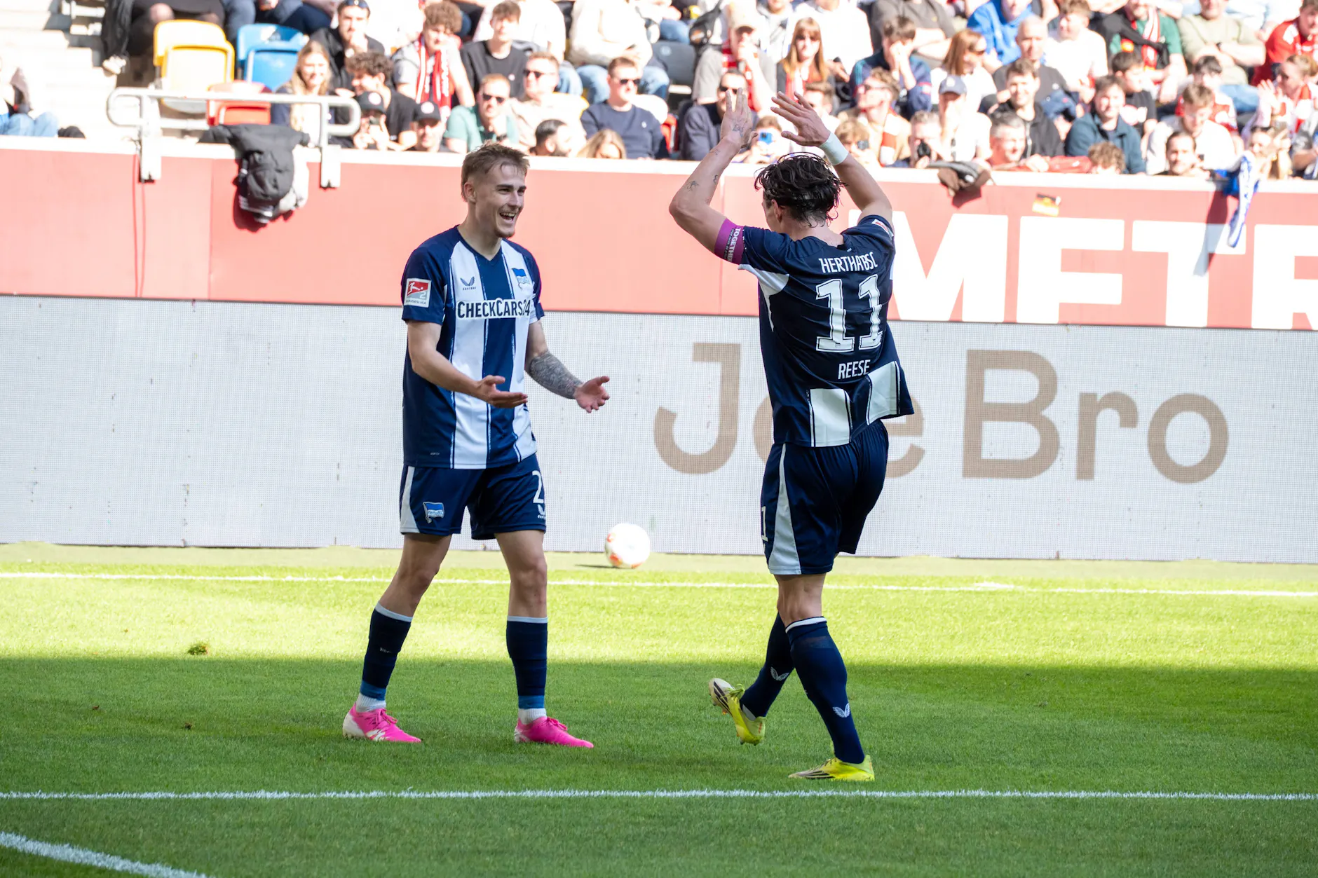 Oh wie ist das schön: Marten Winkler trifft in Düsseldrof per Traumtor für Hertha BSC und bedankt sich bei Flankengeber Fabian Reese.