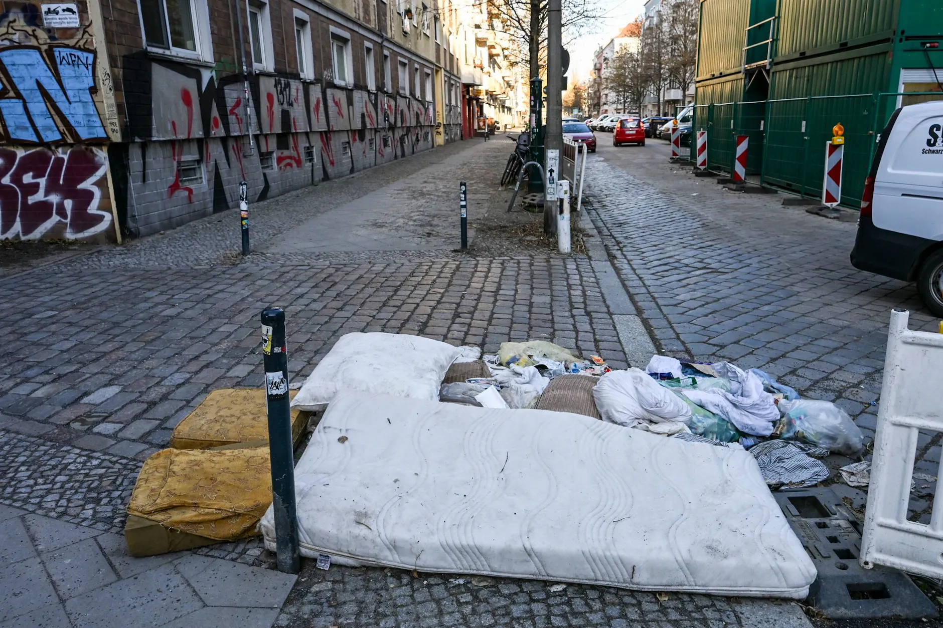 Alte Matratzen und Müll in einer Straße in Friedrichshain.