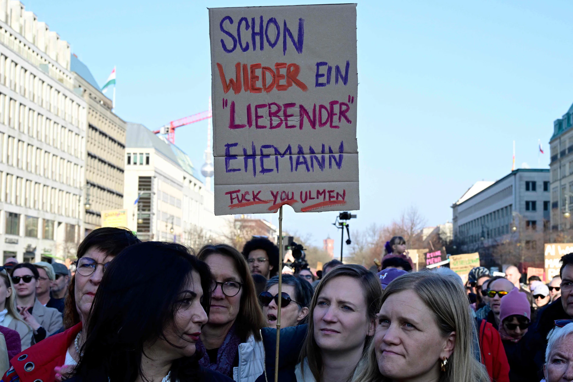 Die Kundgebung am Brandenburger Tor fand nach Angaben der Veranstalter in Solidarität mit der Moderatorin und Schauspielerin Collien Fernandes statt.