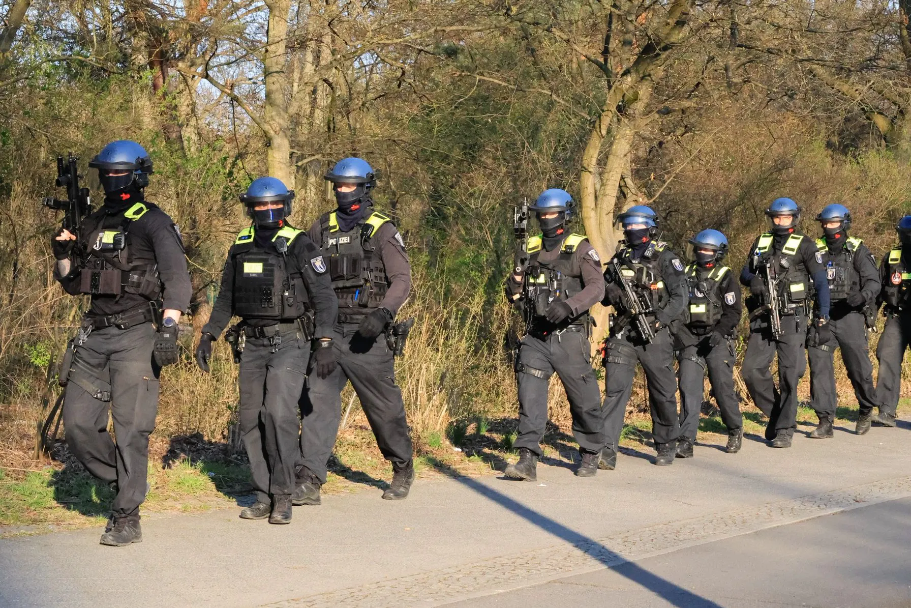 Am Montag Nachmittag meldeten mehrere Personen Schüsse iim Volkspark Hasenheide. 50 schwer bewaffnete Einsatzkräfte durchsuchten den Park.