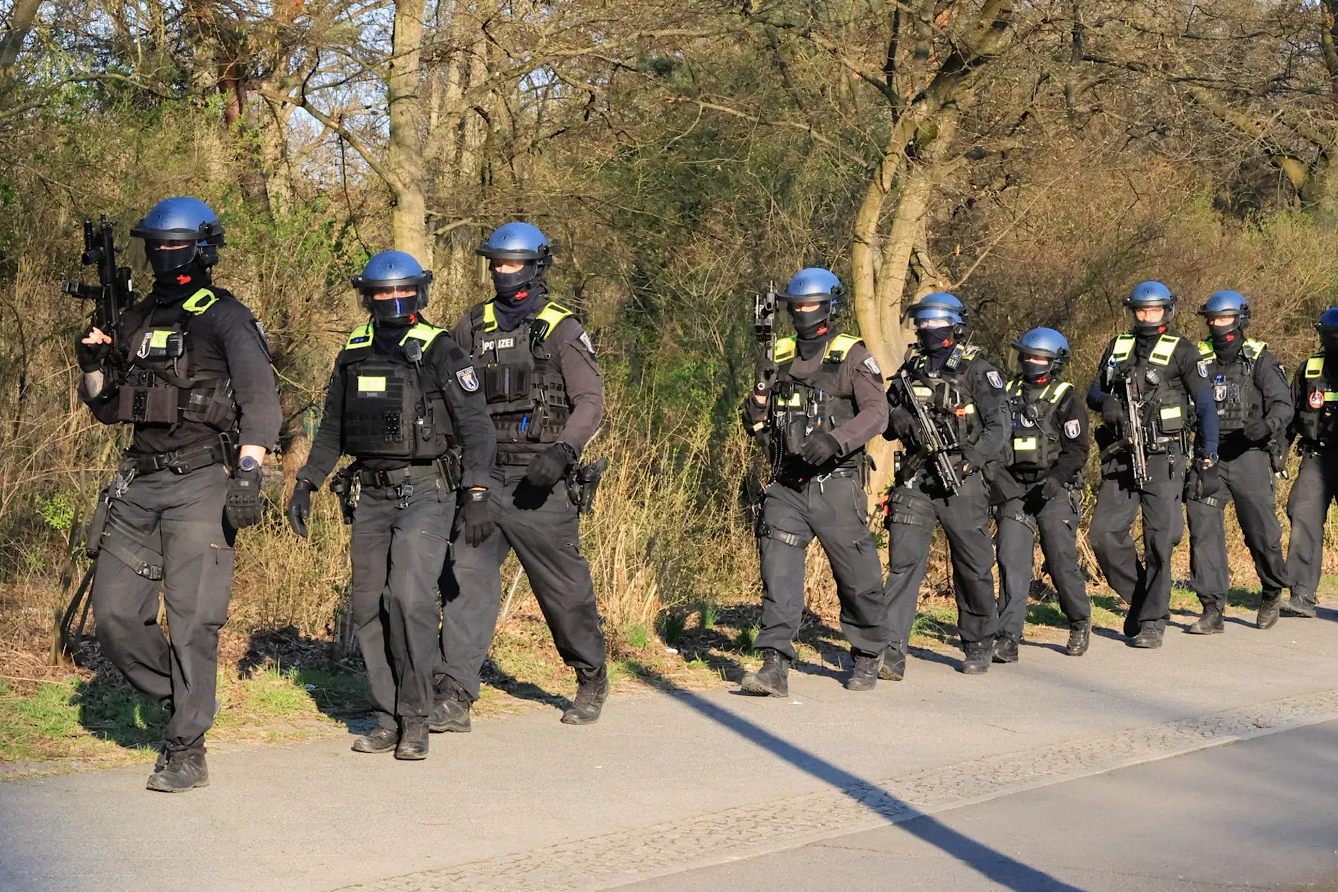 Alarm in Neukölln: Schüsse gehört, Polizei durchkämmt Hasenheide